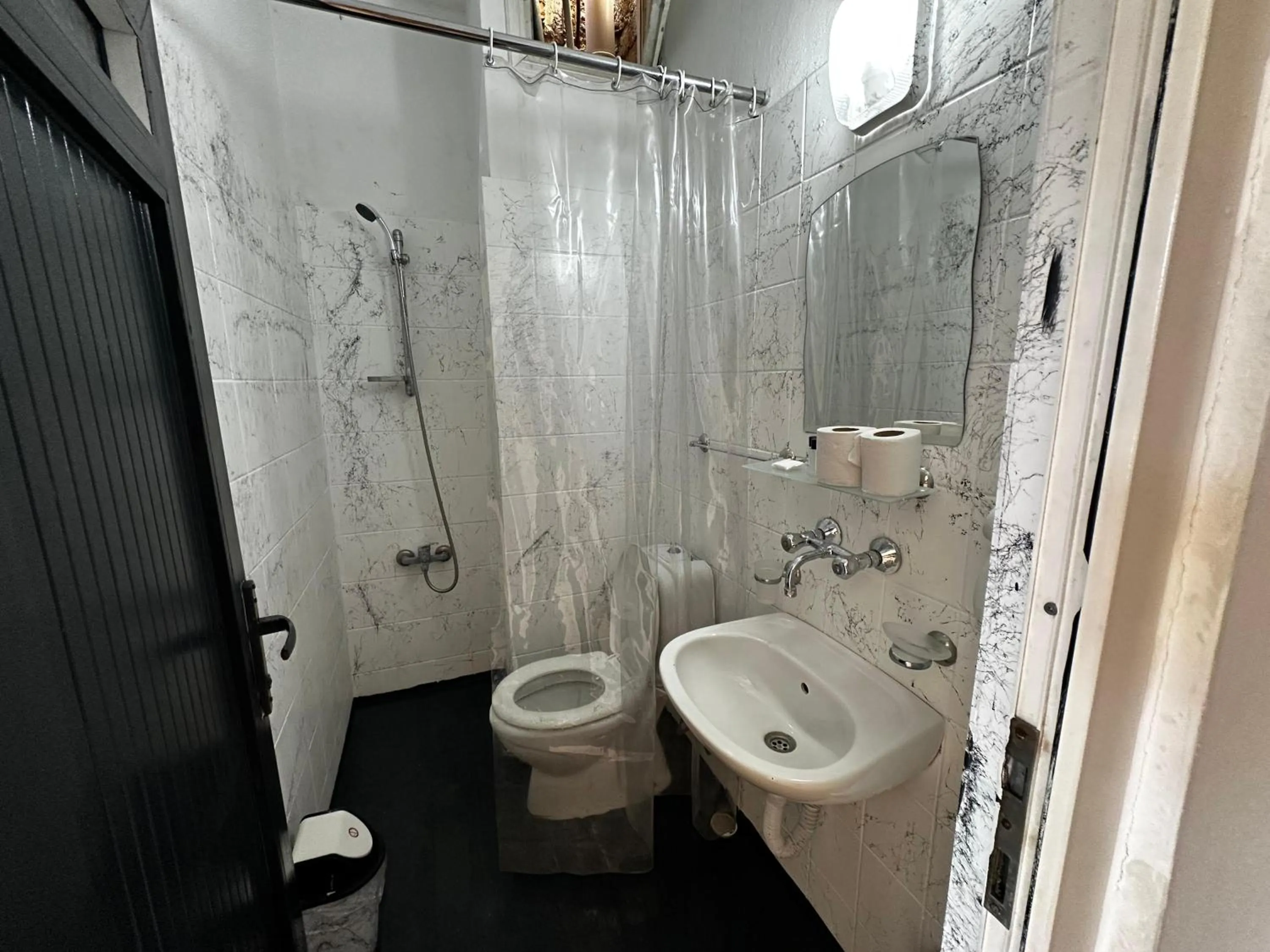 Shower in FİNİKE SEVER OTEL