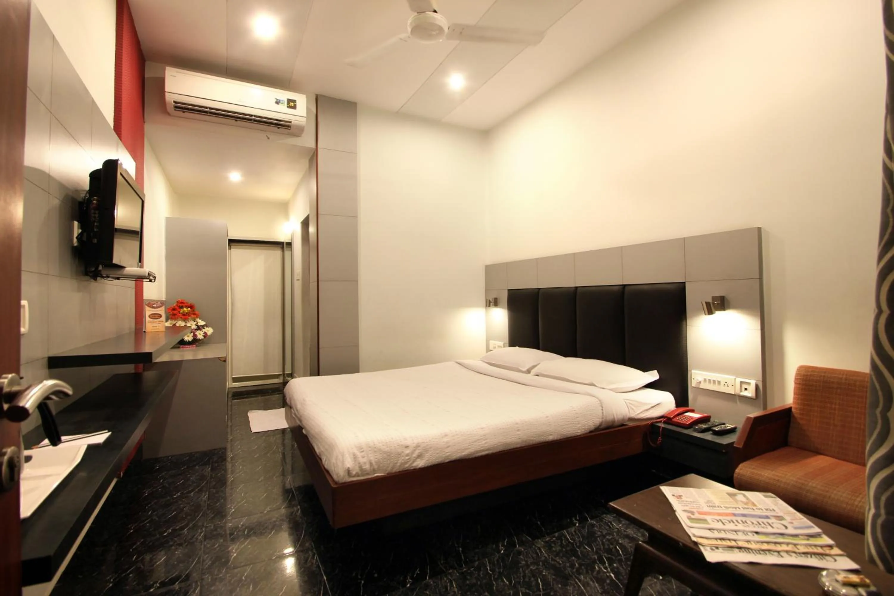 Photo of the whole room, Bed in Taj Mahal Hotel Abids