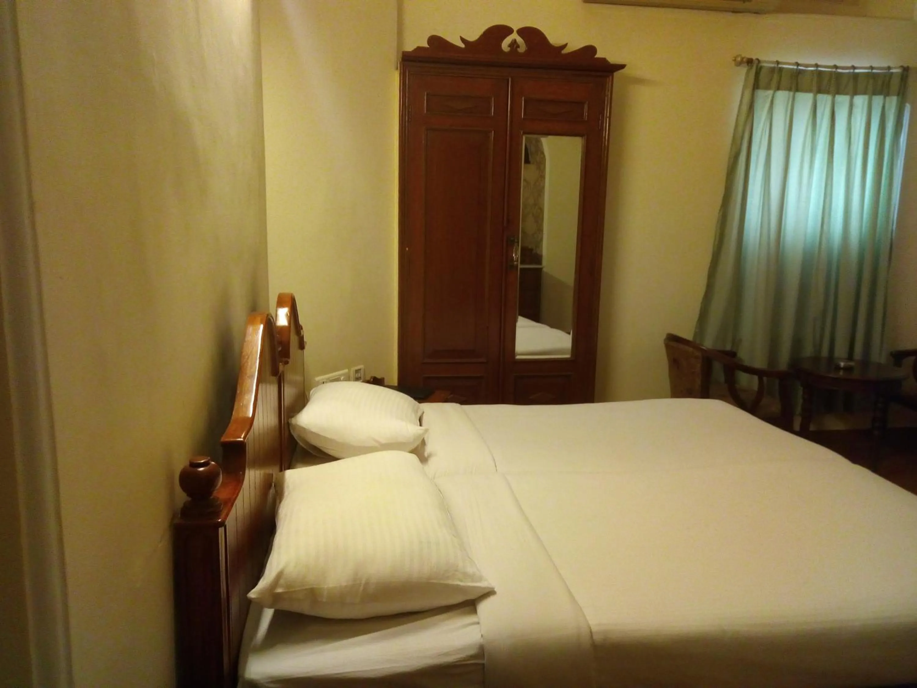 cot, Bed in Taj Mahal Hotel Abids