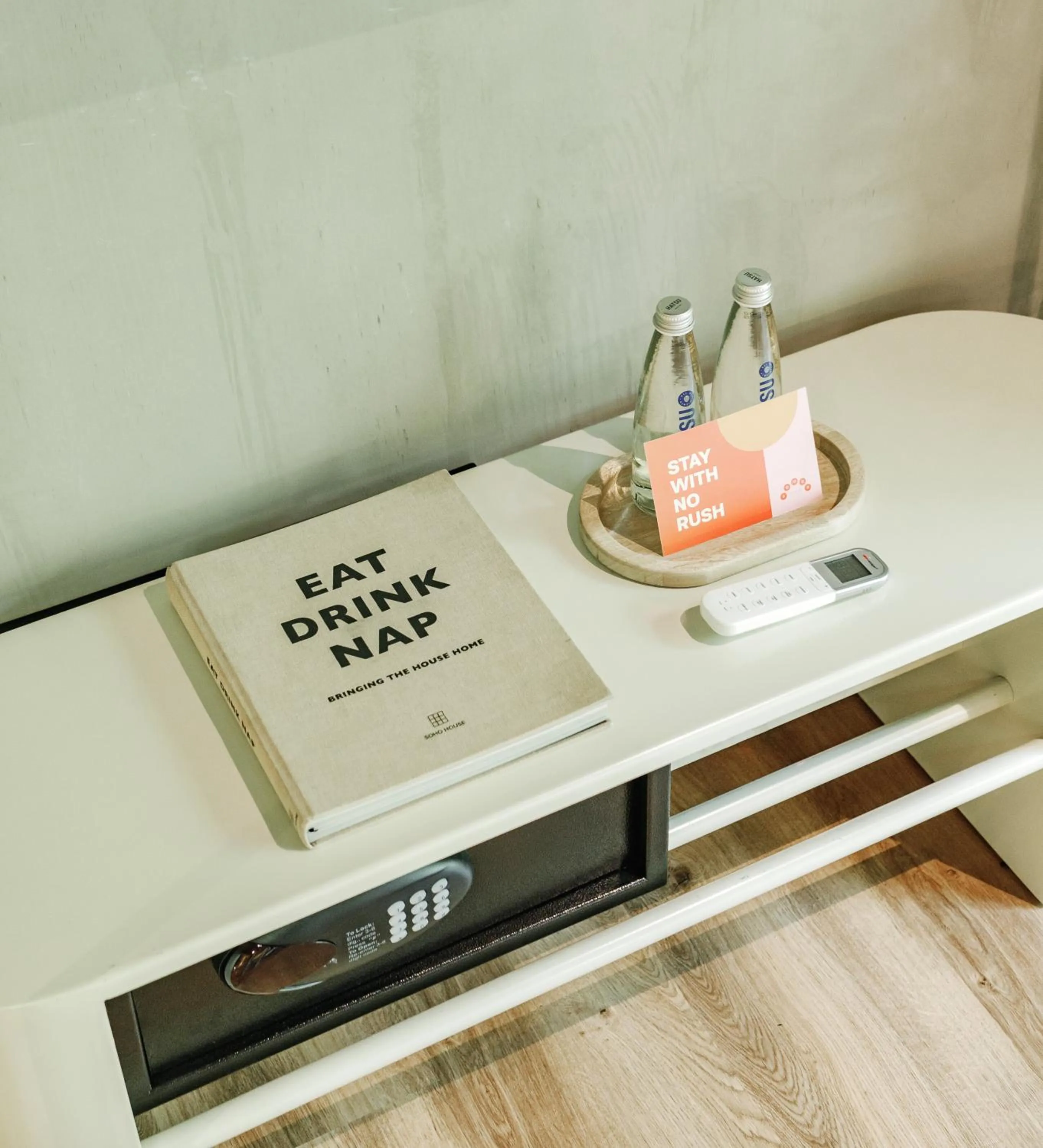 Text overlay in The Somos Flats Provenza