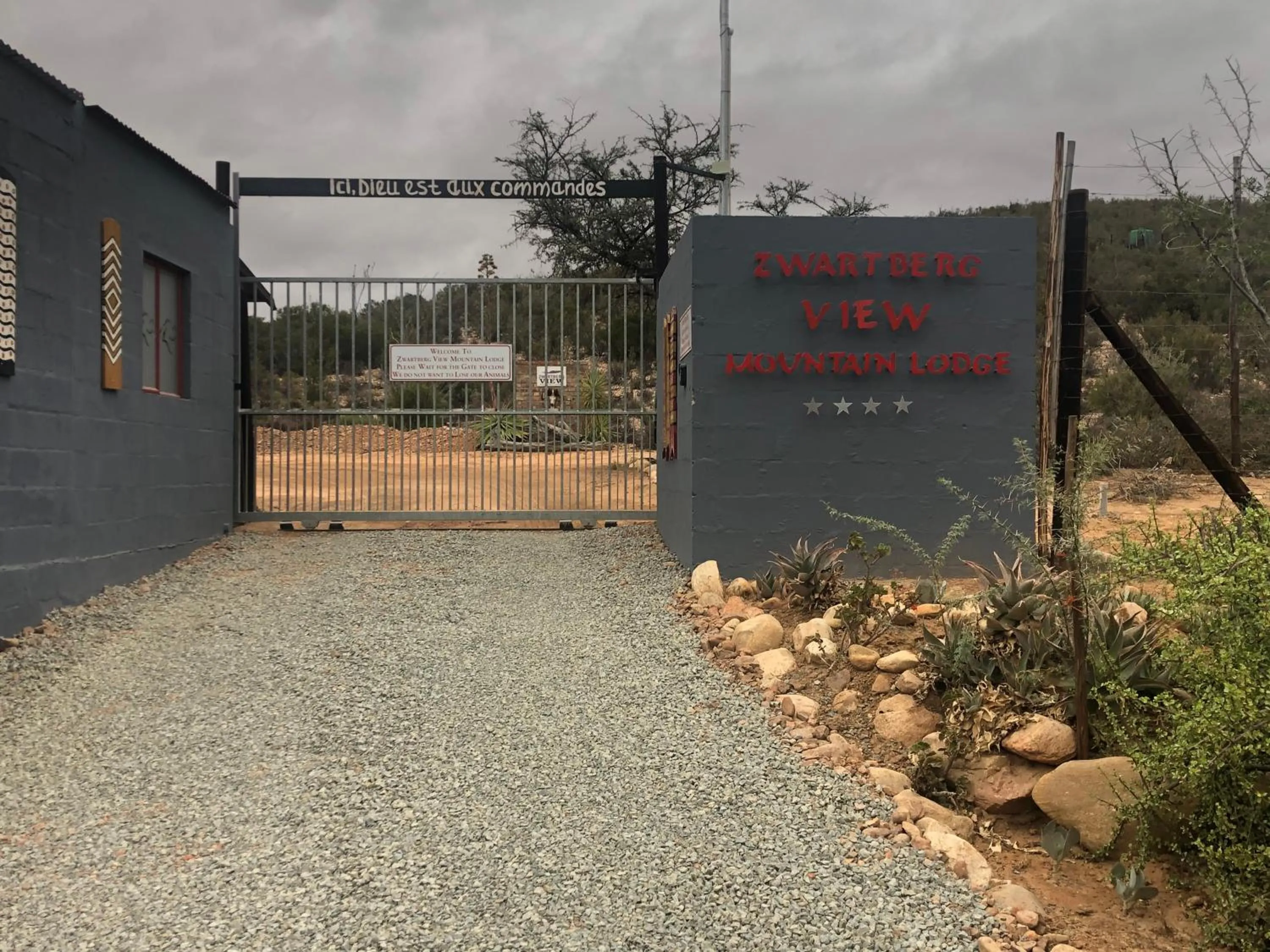 Facade/entrance in Zwartberg View Mountain Lodge