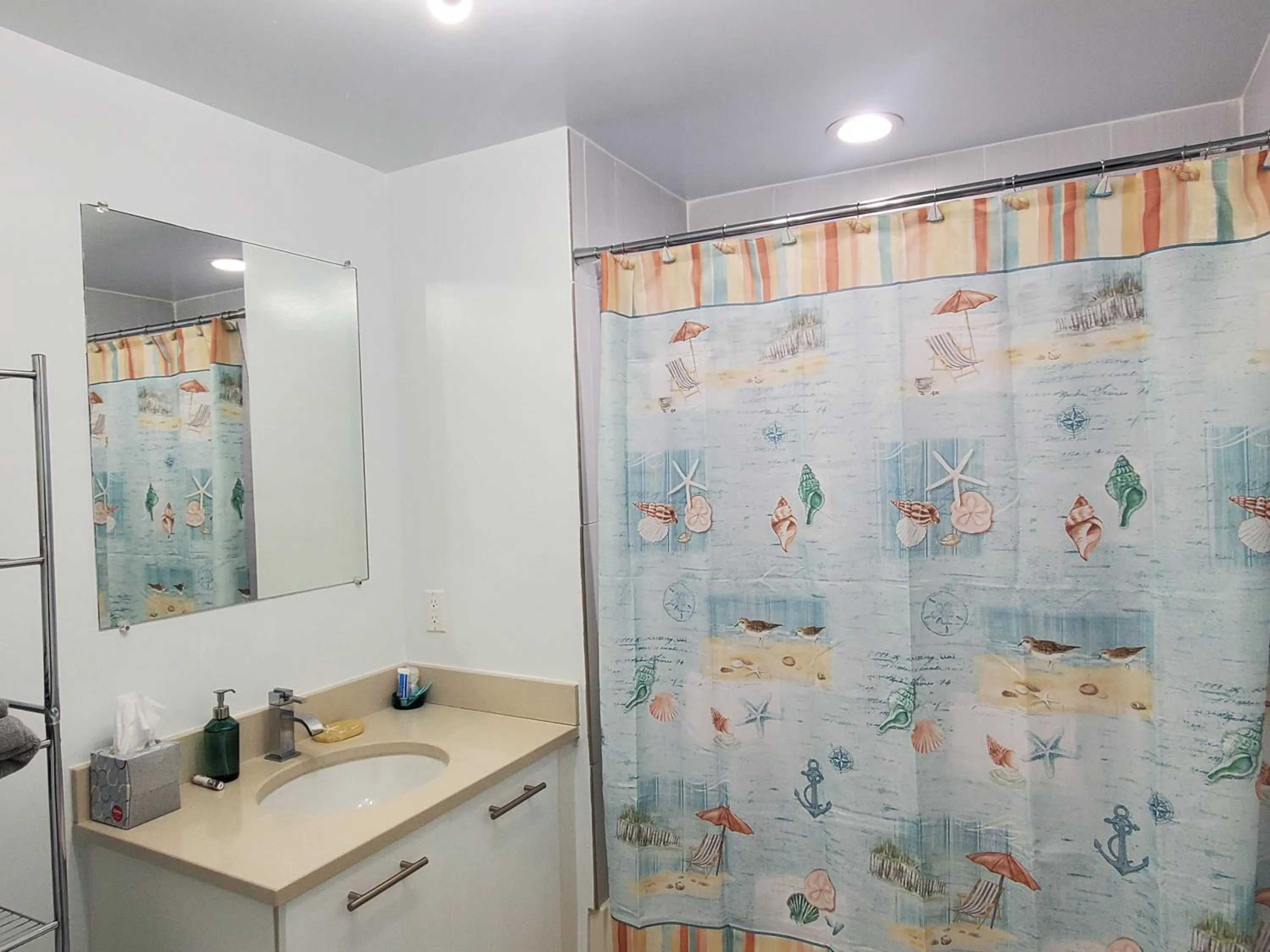Bathroom in Spacious 2BD 2BTH at Midblock