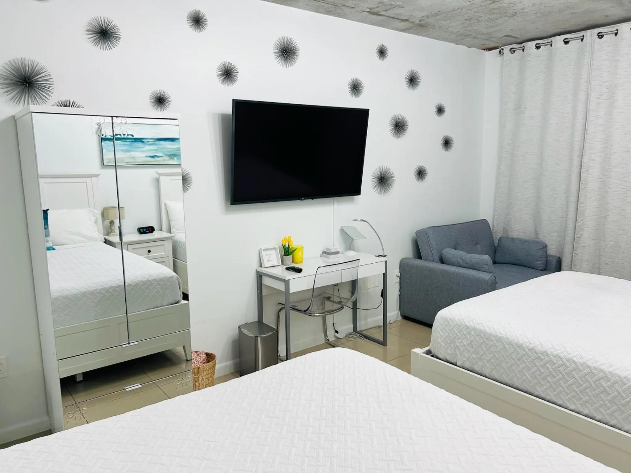 Bed in Spacious 2BD 2BTH at Midblock