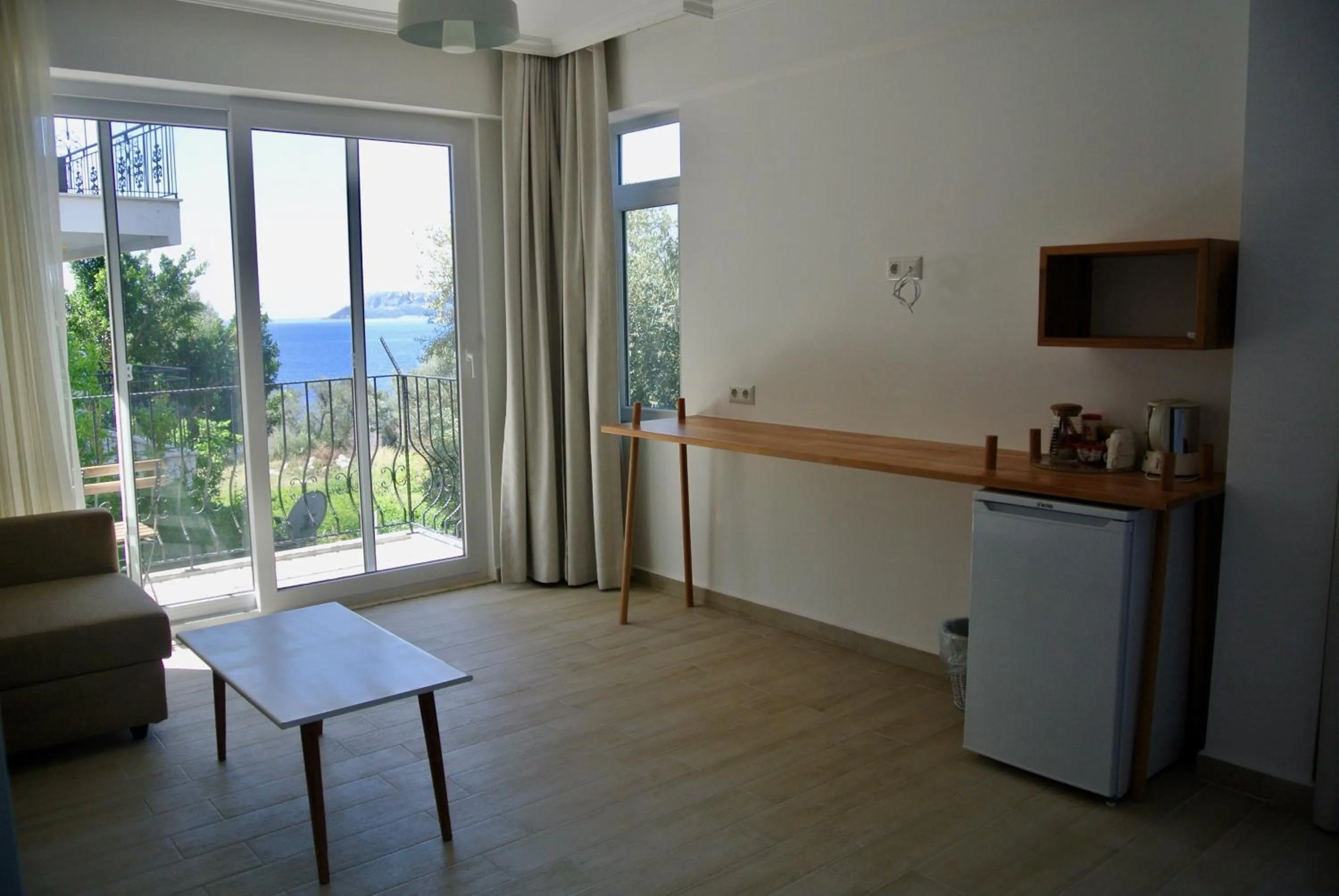 Deluxe Suite with Partial Sea View in Hideaway