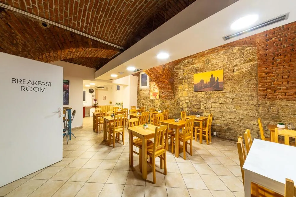 Restaurant/places to eat in Minimino hotel