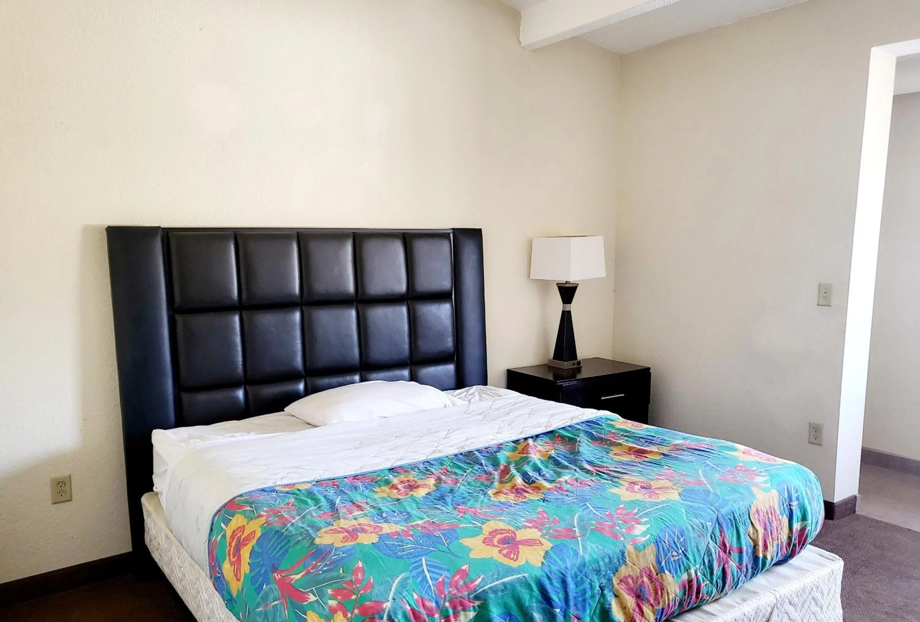 Bed in Metro Inn & Suites