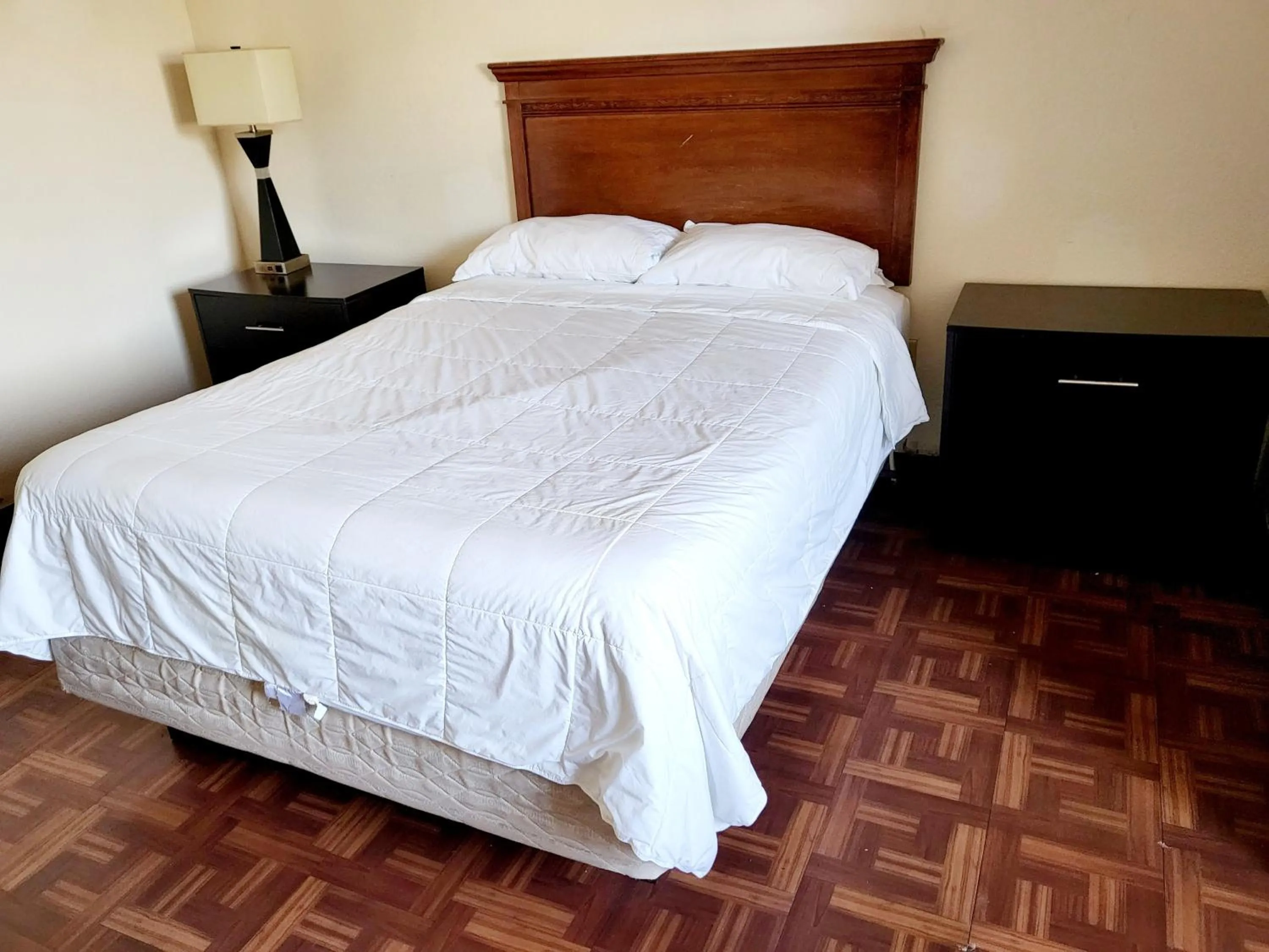 Bed in Metro Inn & Suites