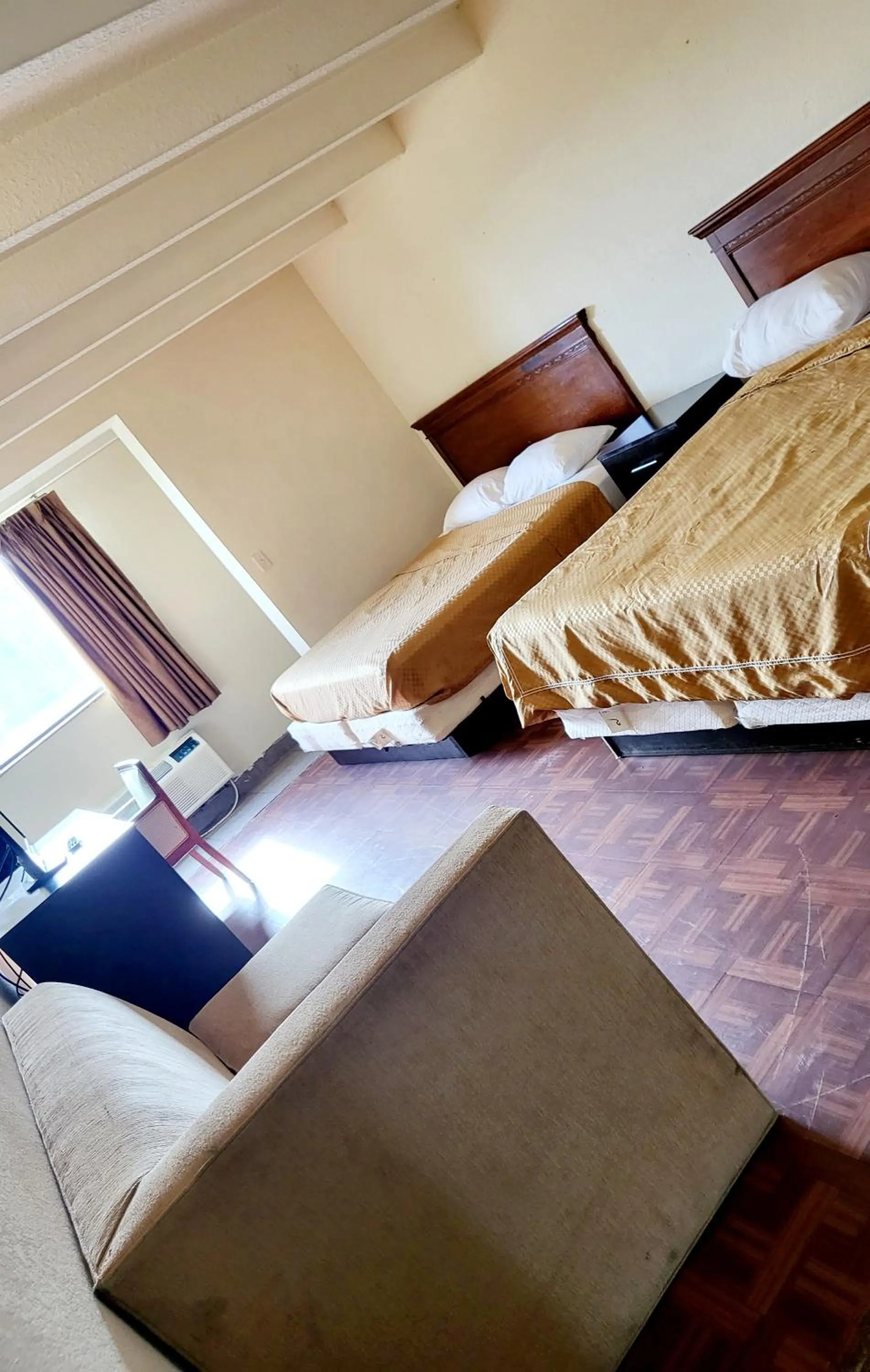 Bed in Metro Inn & Suites