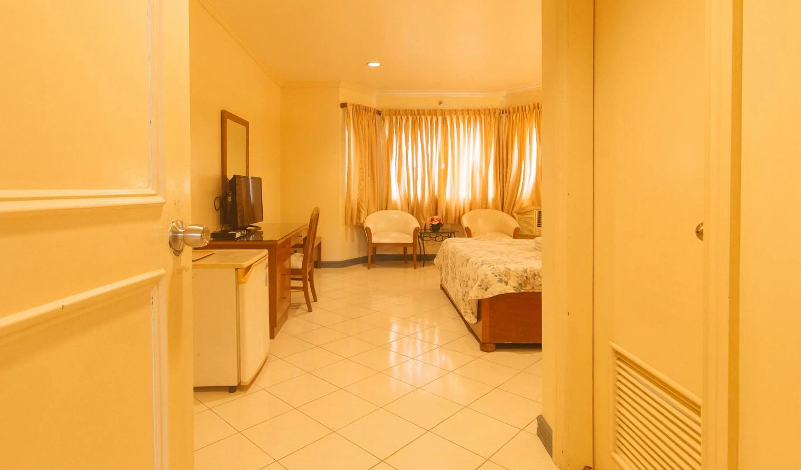 Photo of the whole room, Bed in Royal Am Rei Hotel by RedDoorz