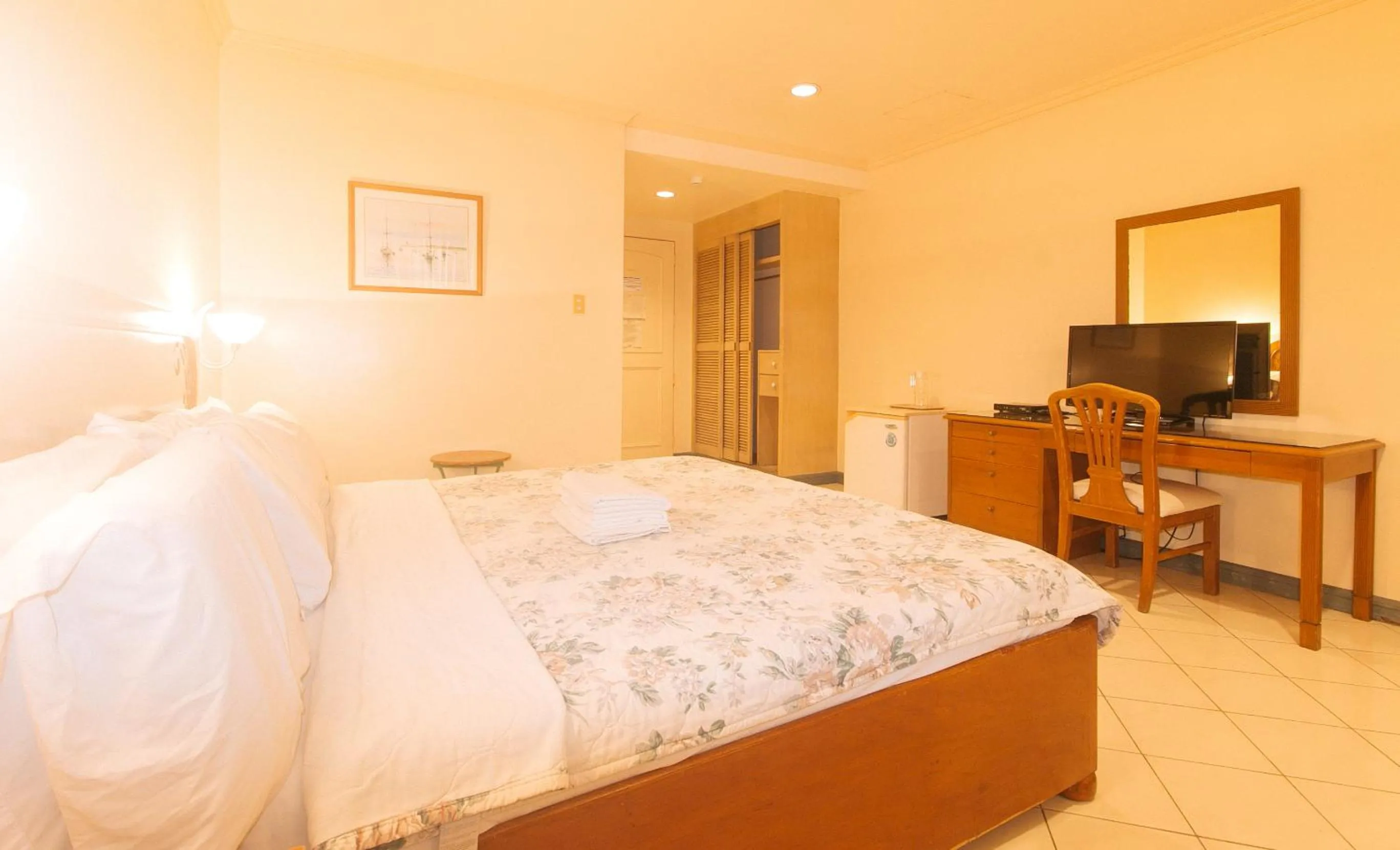 Bed in Royal Am Rei Hotel by RedDoorz