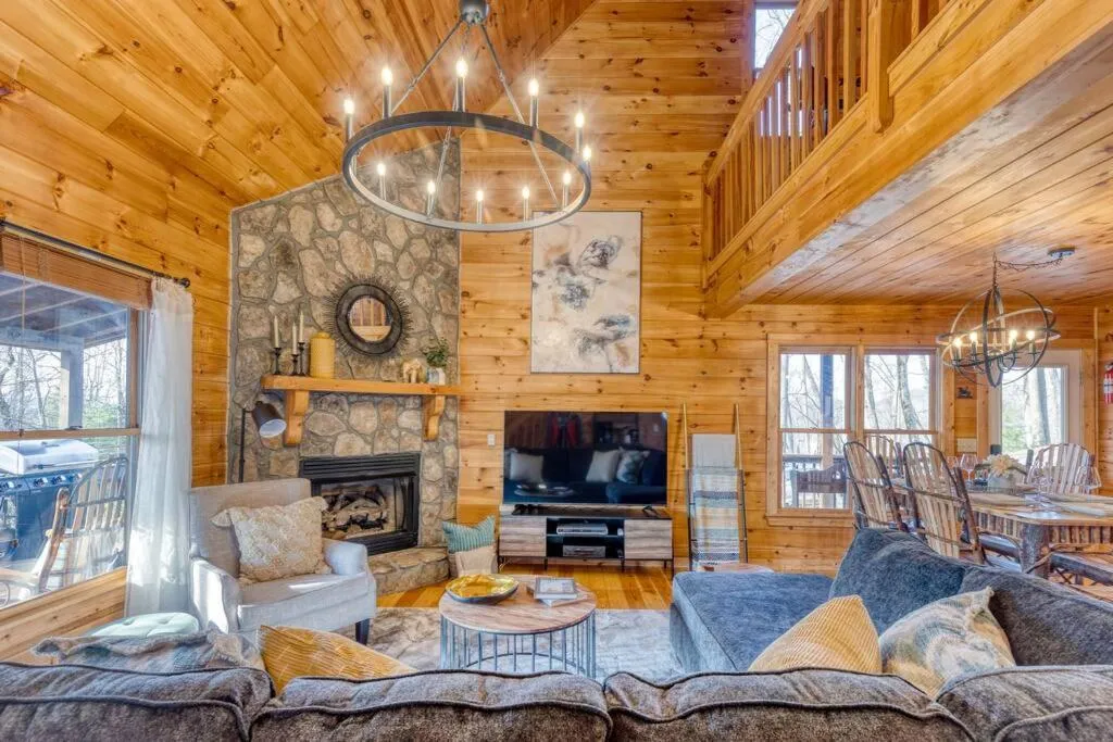 TV and multimedia in MTN Cabin Sleeps 10 - 5 Mins To Fishing & Camping