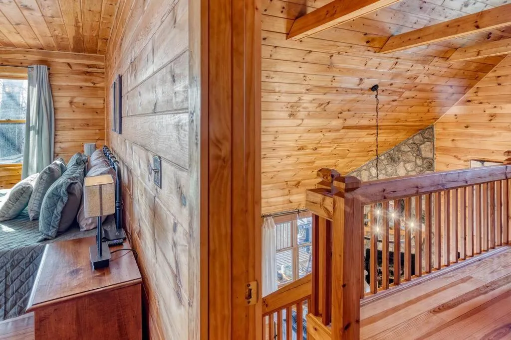 Bedroom in MTN Cabin Sleeps 10 - 5 Mins To Fishing & Camping