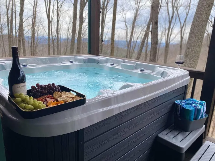 Hot Tub in MTN Cabin Sleeps 10 - 5 Mins To Fishing & Camping