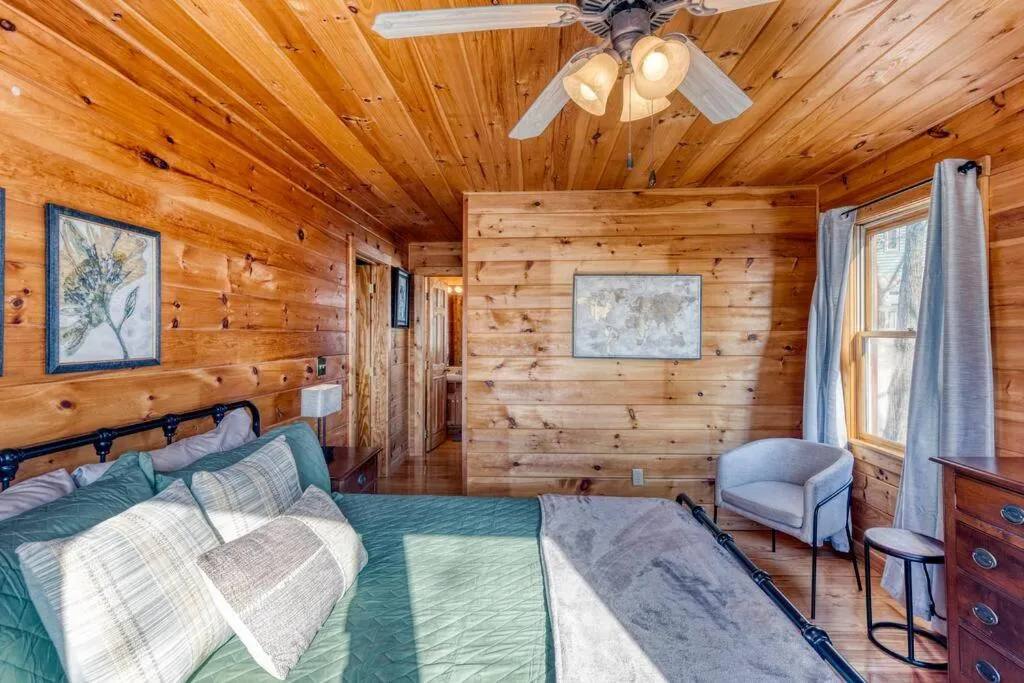 Bed in MTN Cabin Sleeps 10 - 5 Mins To Fishing & Camping