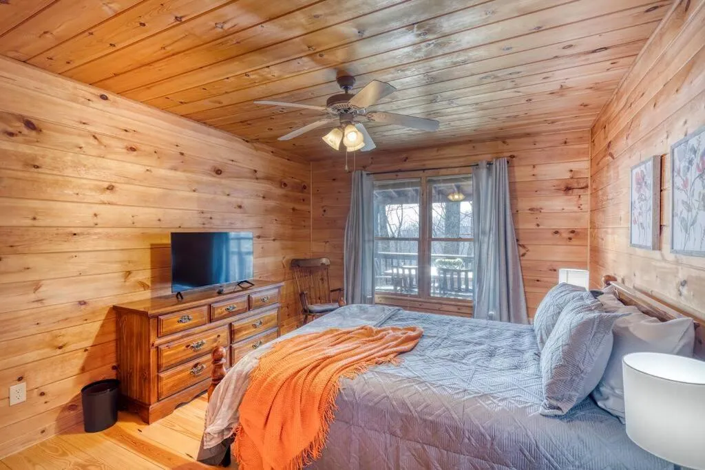 TV and multimedia, Bed in MTN Cabin Sleeps 10 - 5 Mins To Fishing & Camping