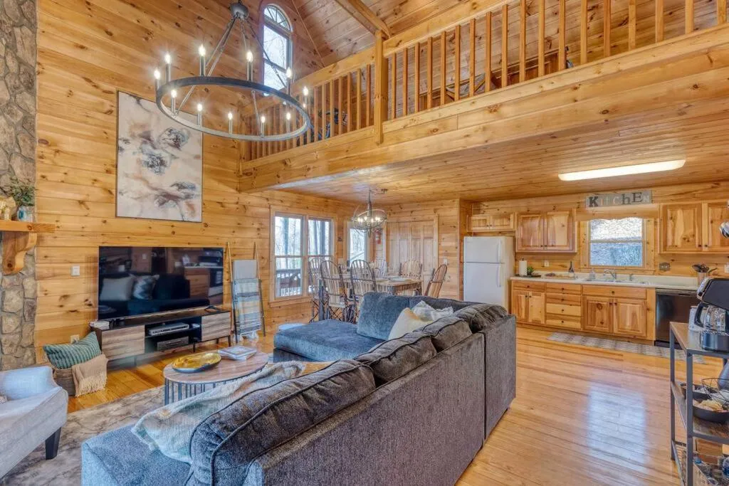 Living room in MTN Cabin Sleeps 10 - 5 Mins To Fishing & Camping
