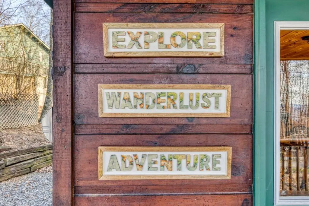 Patio in MTN Cabin Sleeps 10 - 5 Mins To Fishing & Camping