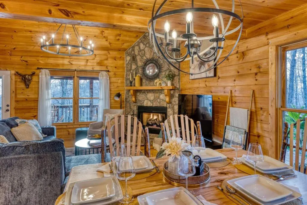 Living room in MTN Cabin Sleeps 10 - 5 Mins To Fishing & Camping