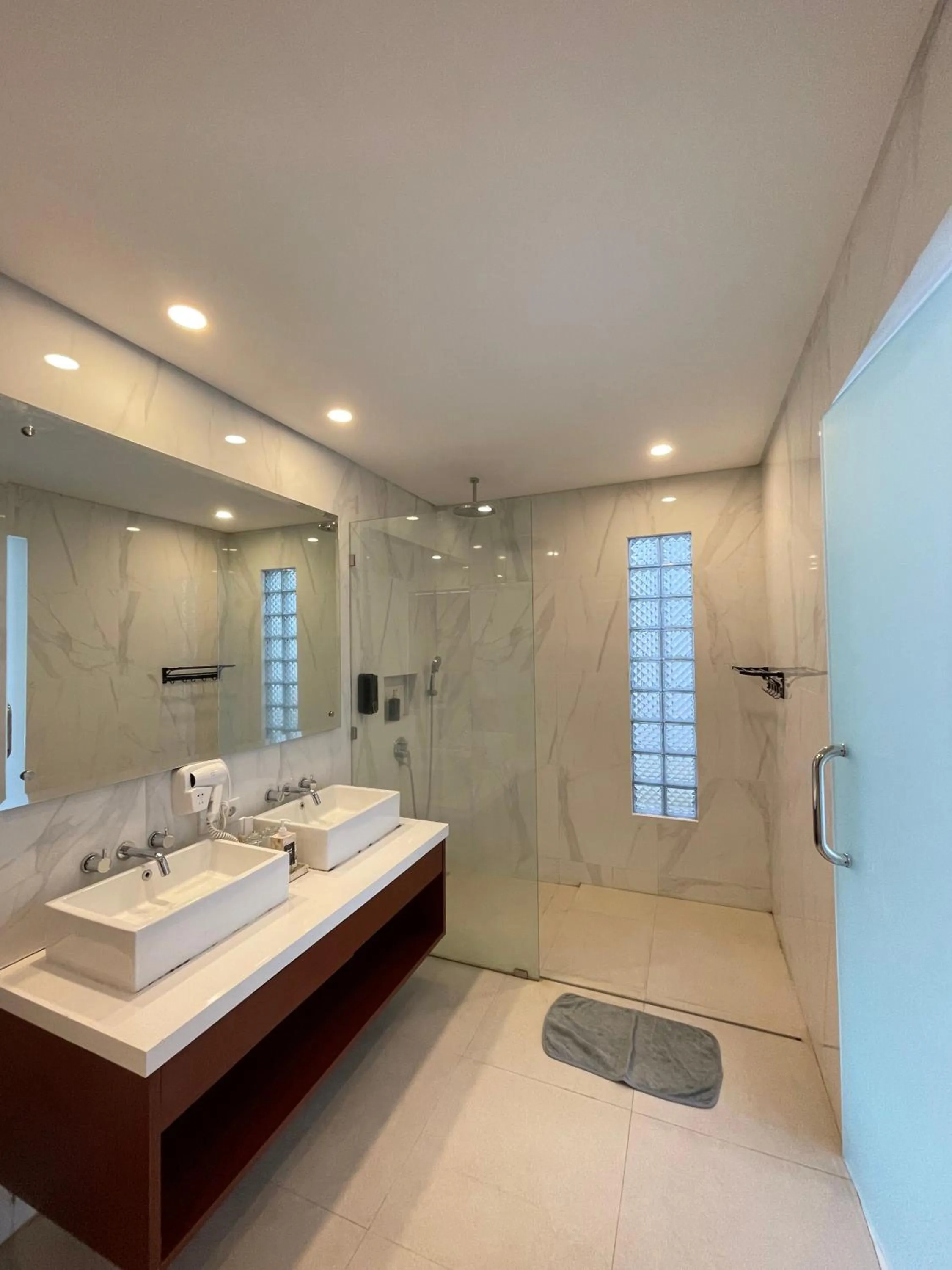 Shower in Royal Maharani Payogan