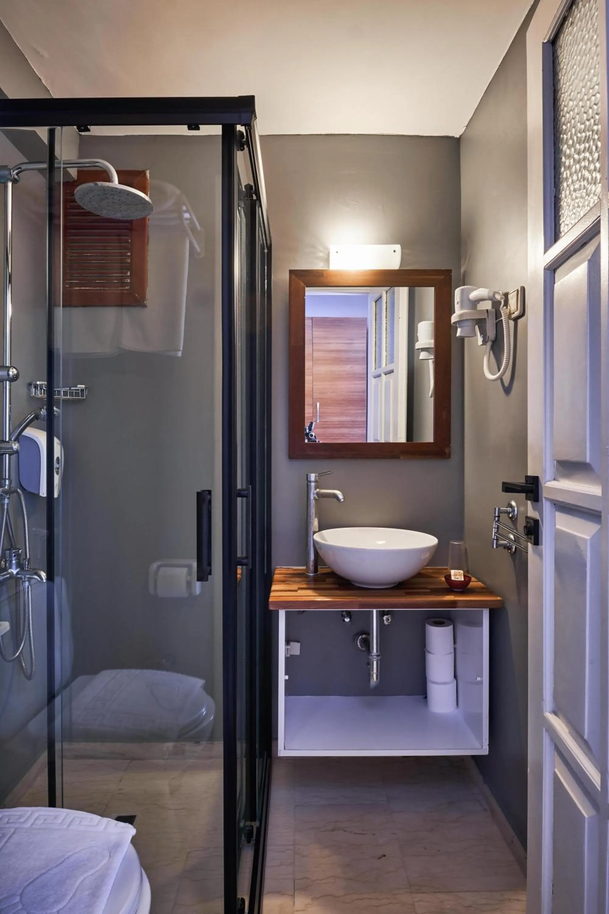 Bathroom, Bed in Aqua Princess Hotel