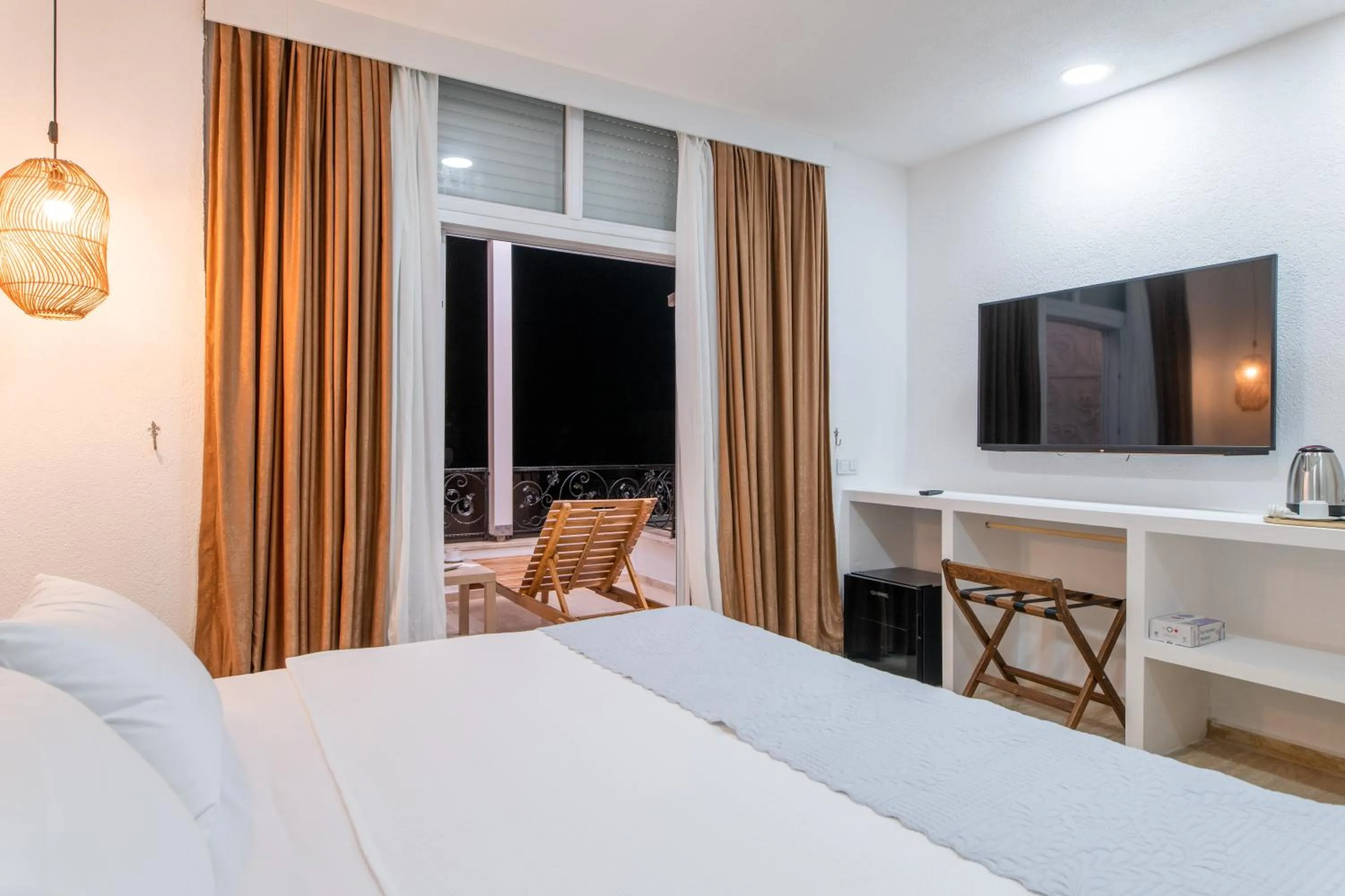 TV and multimedia, Bed in MARE MARIN BOUTIQUE HOTEL