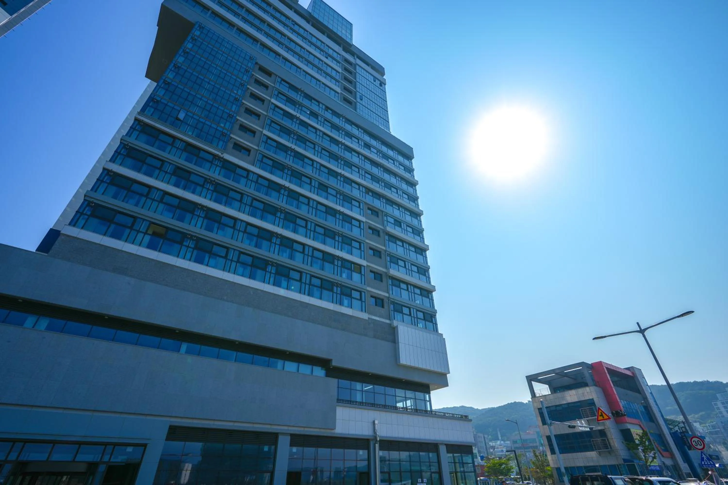 Property building in Shiftdoor Residence Hari