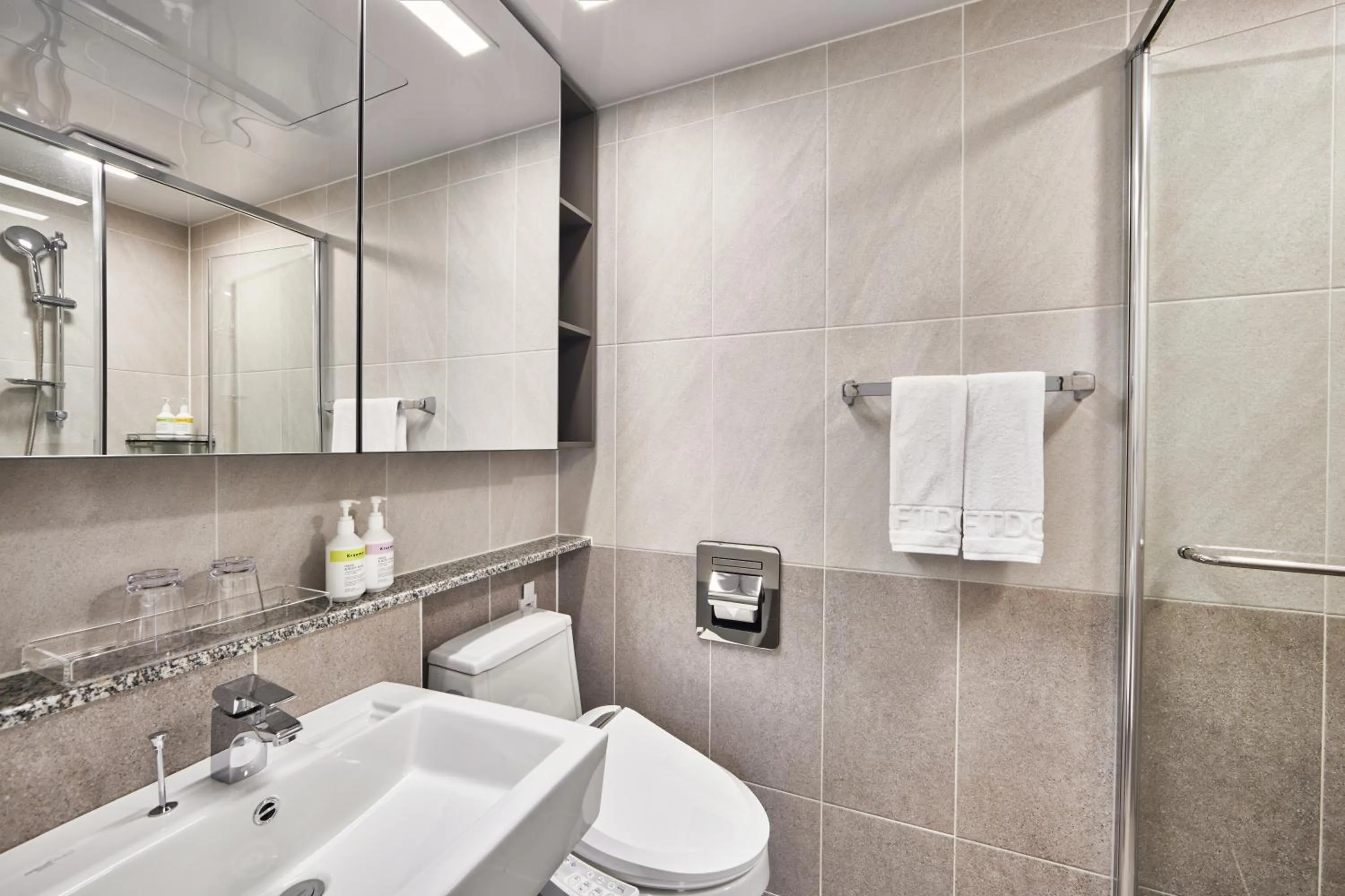 Toilet in Shiftdoor Residence Hari