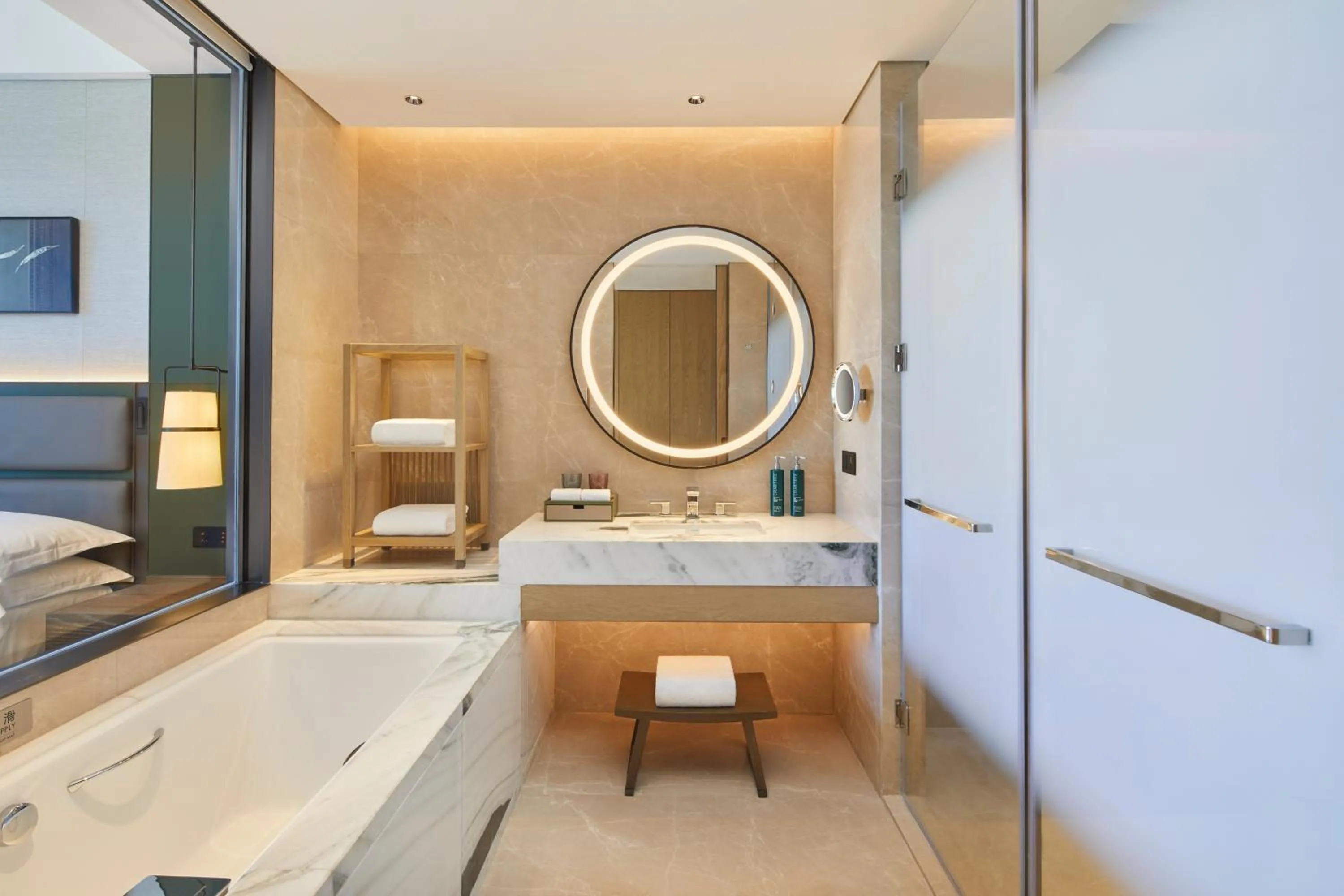 Toilet, Bed in DoubleTree By Hilton Ya'An