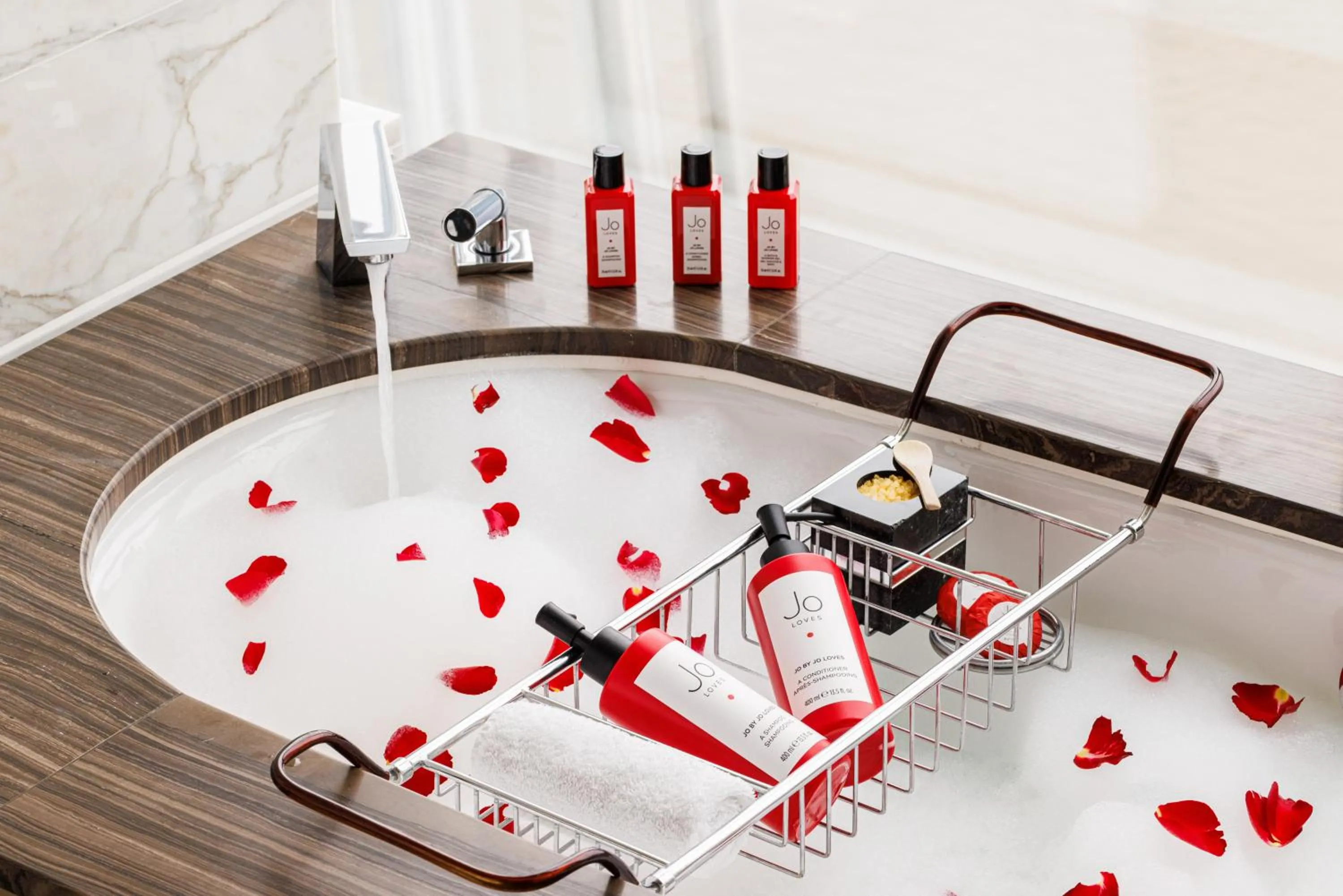 Bathroom in Shangri-La The Shard, London