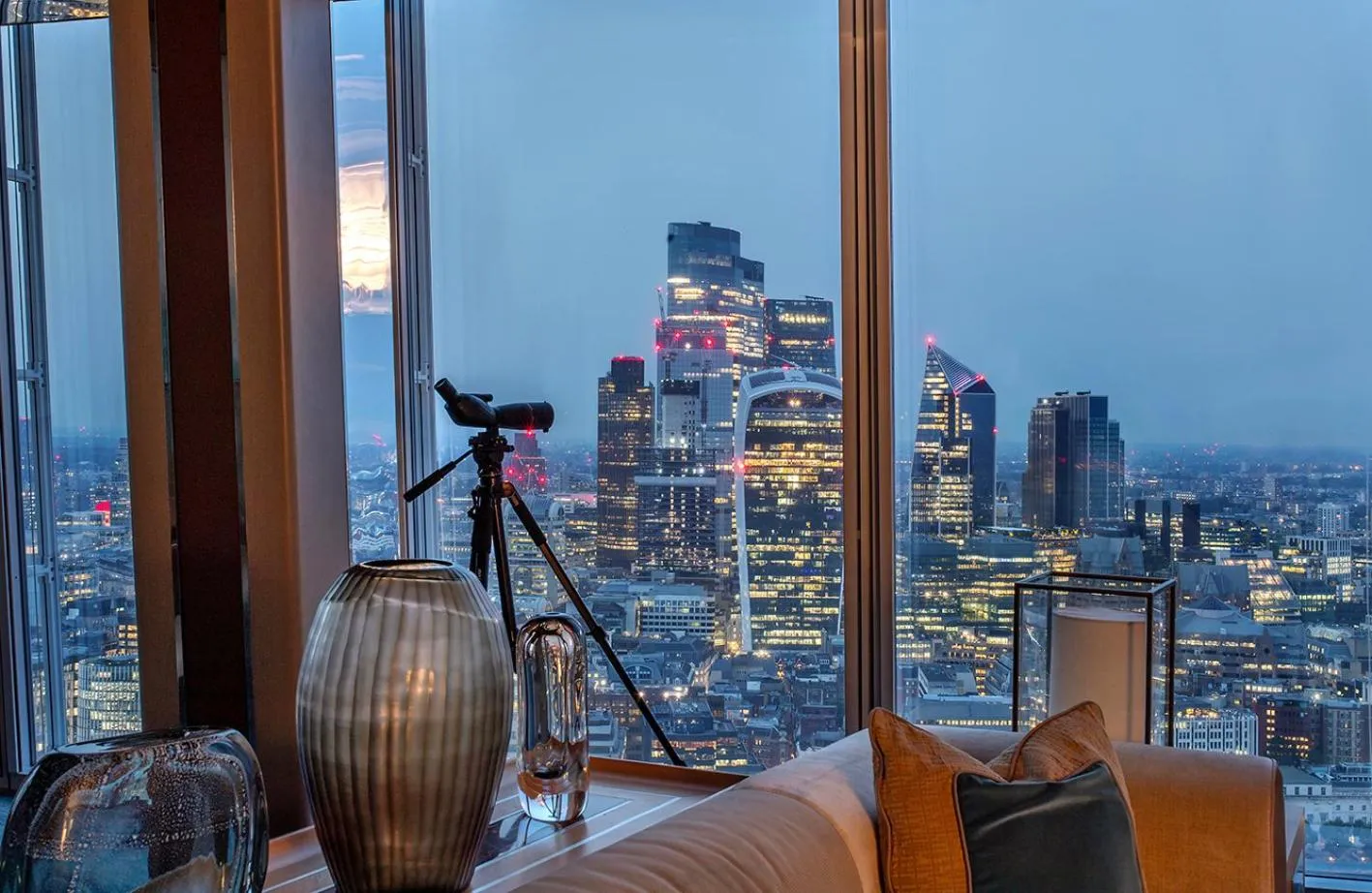 Bedroom in Shangri-La The Shard, London