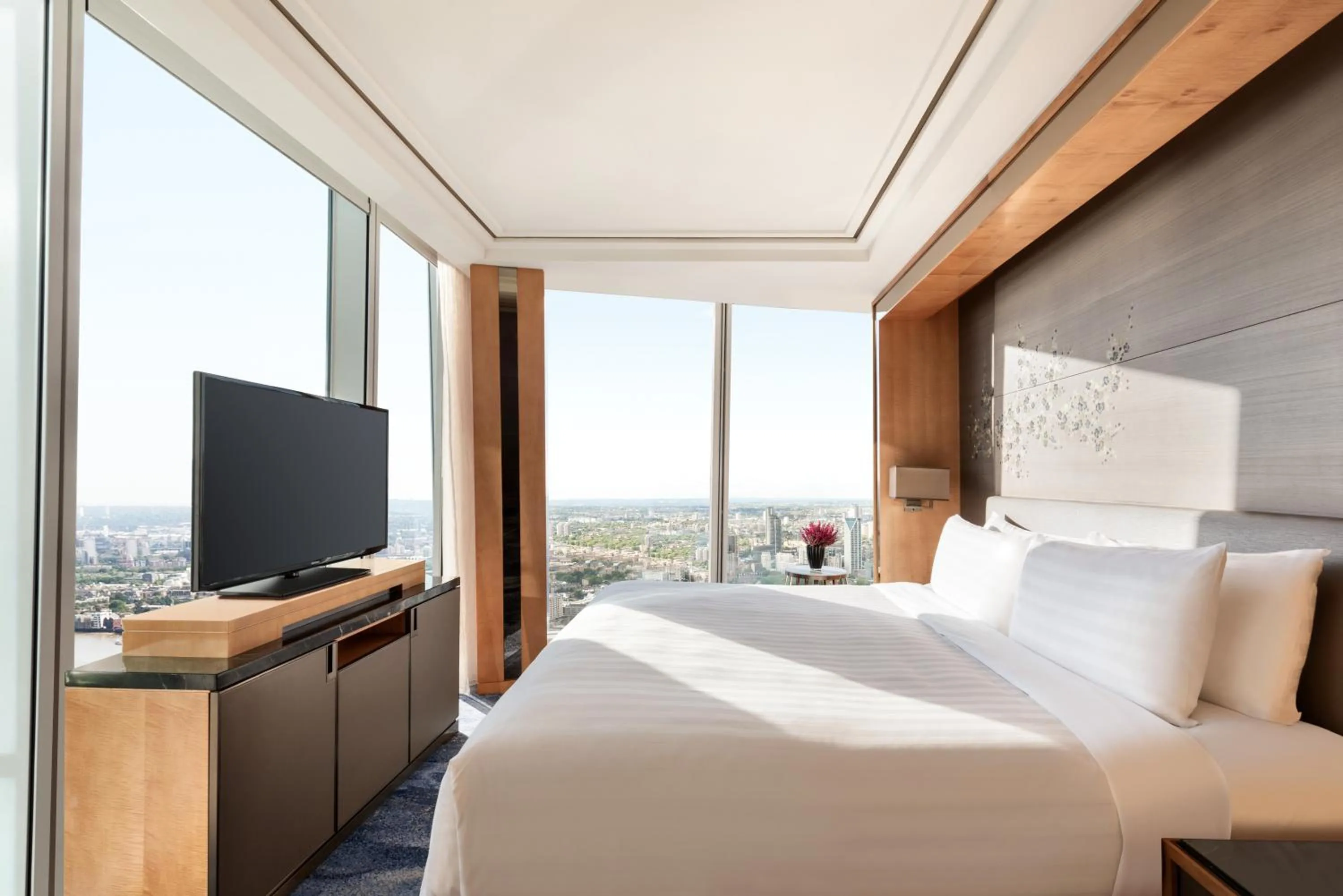 Bedroom, Bed in Shangri-La The Shard, London