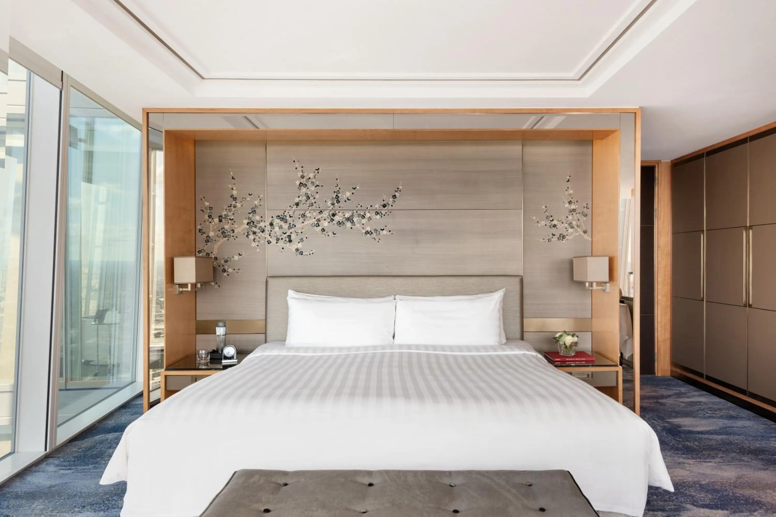 Bedroom, Bed in Shangri-La The Shard, London