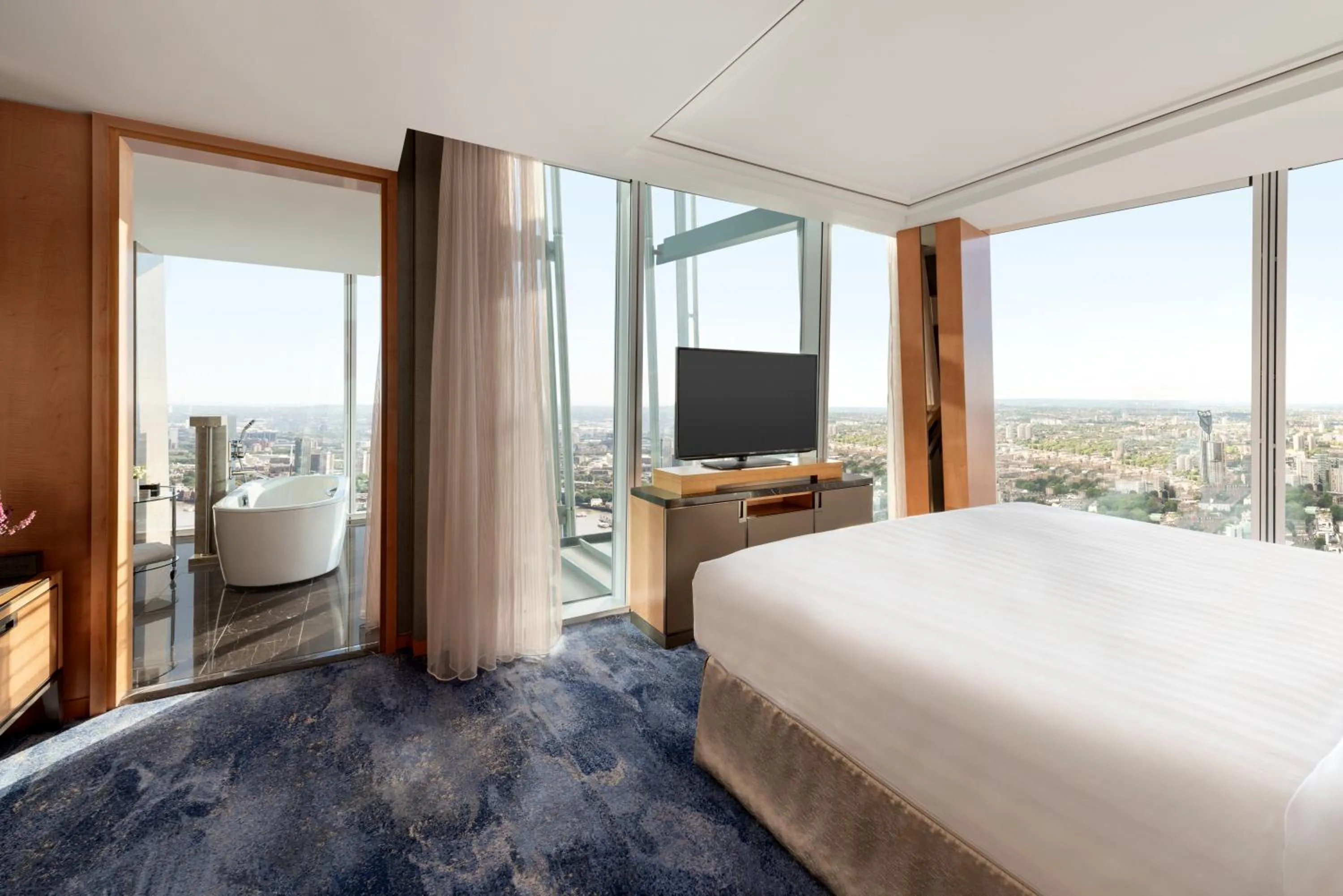 Bedroom, Bed in Shangri-La The Shard, London