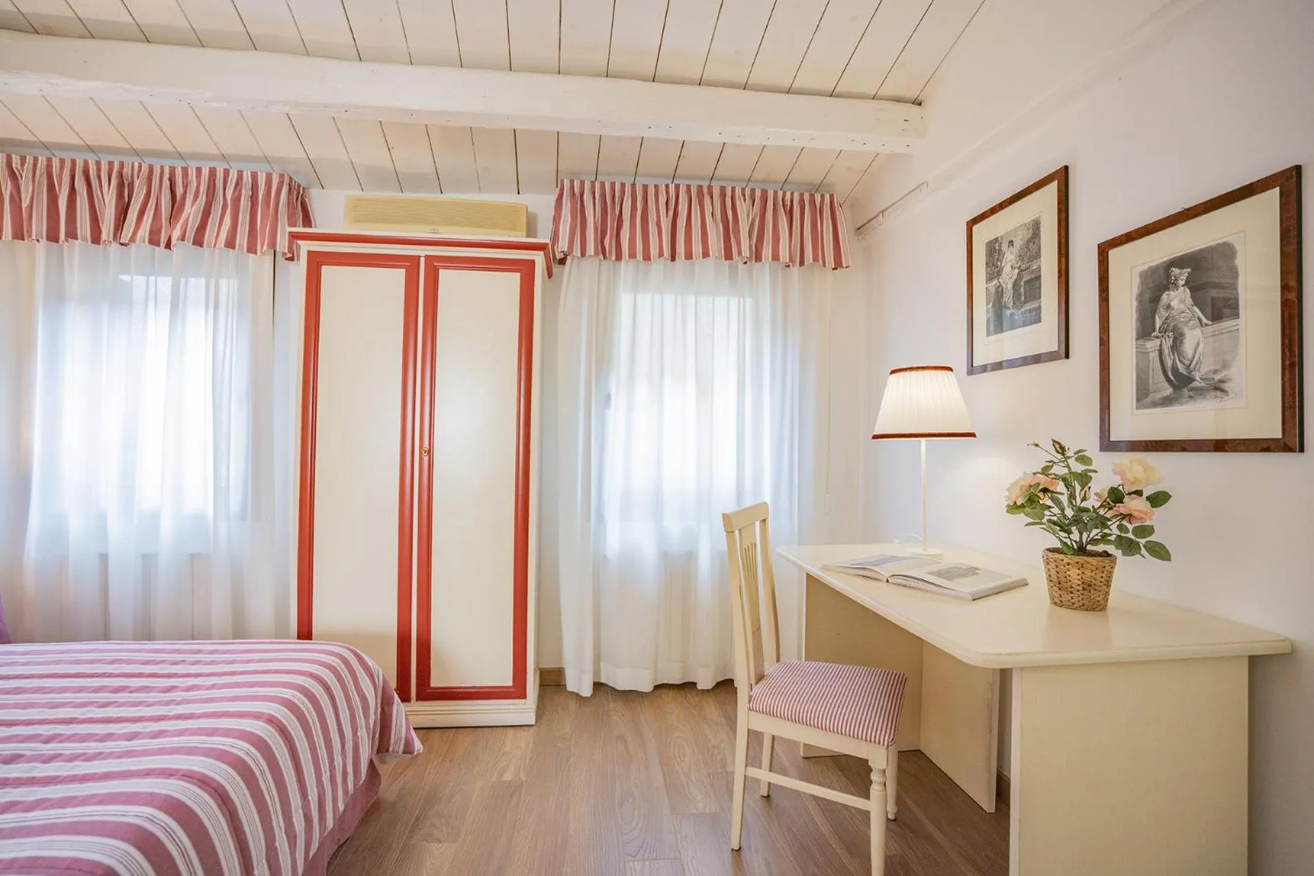 Photo of the whole room, Bed in Ca' Dei Musicanti 3 Few Steps from Rialto Bridge!