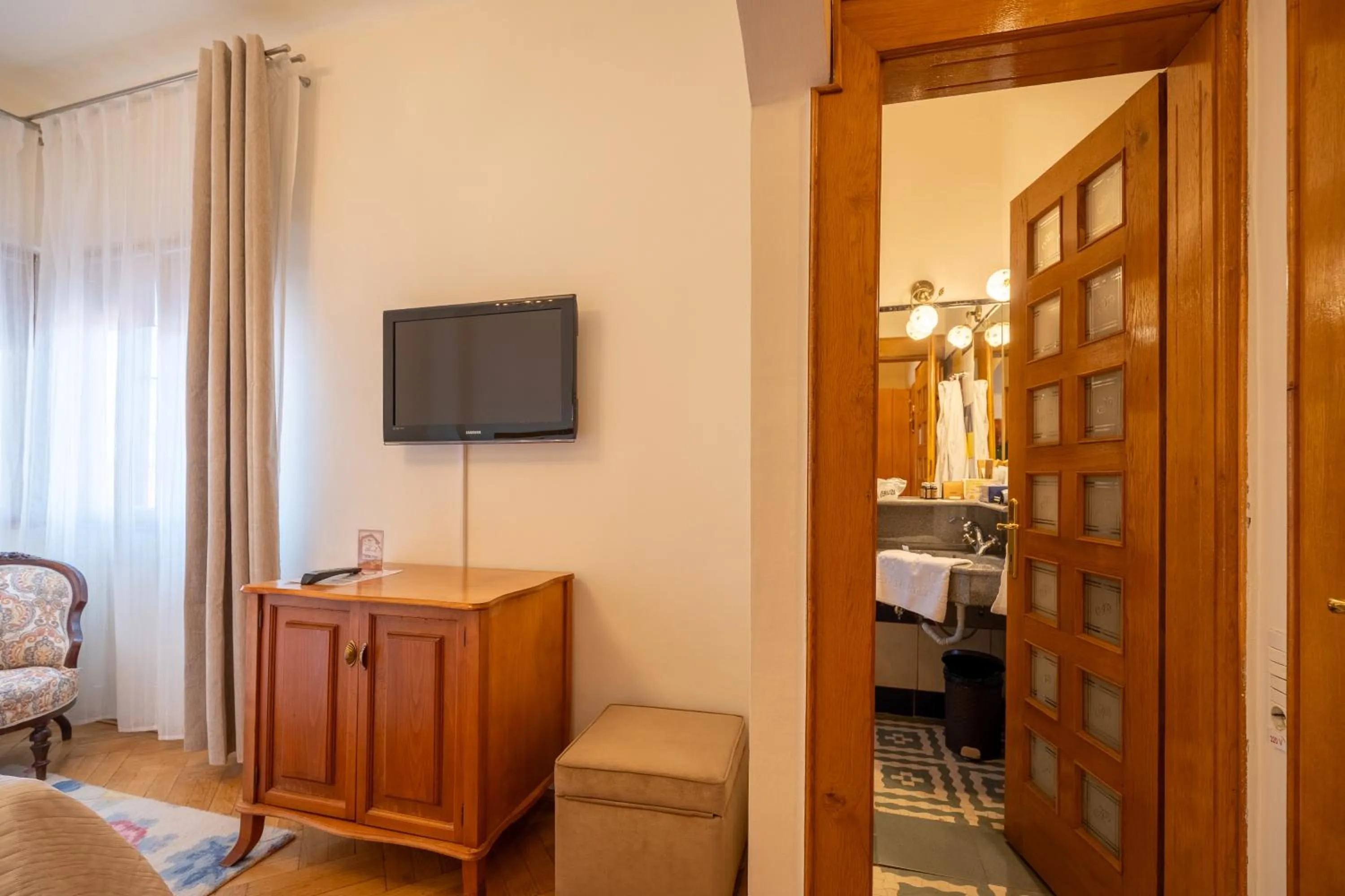 Bed in Pensiunea Casa Cranta