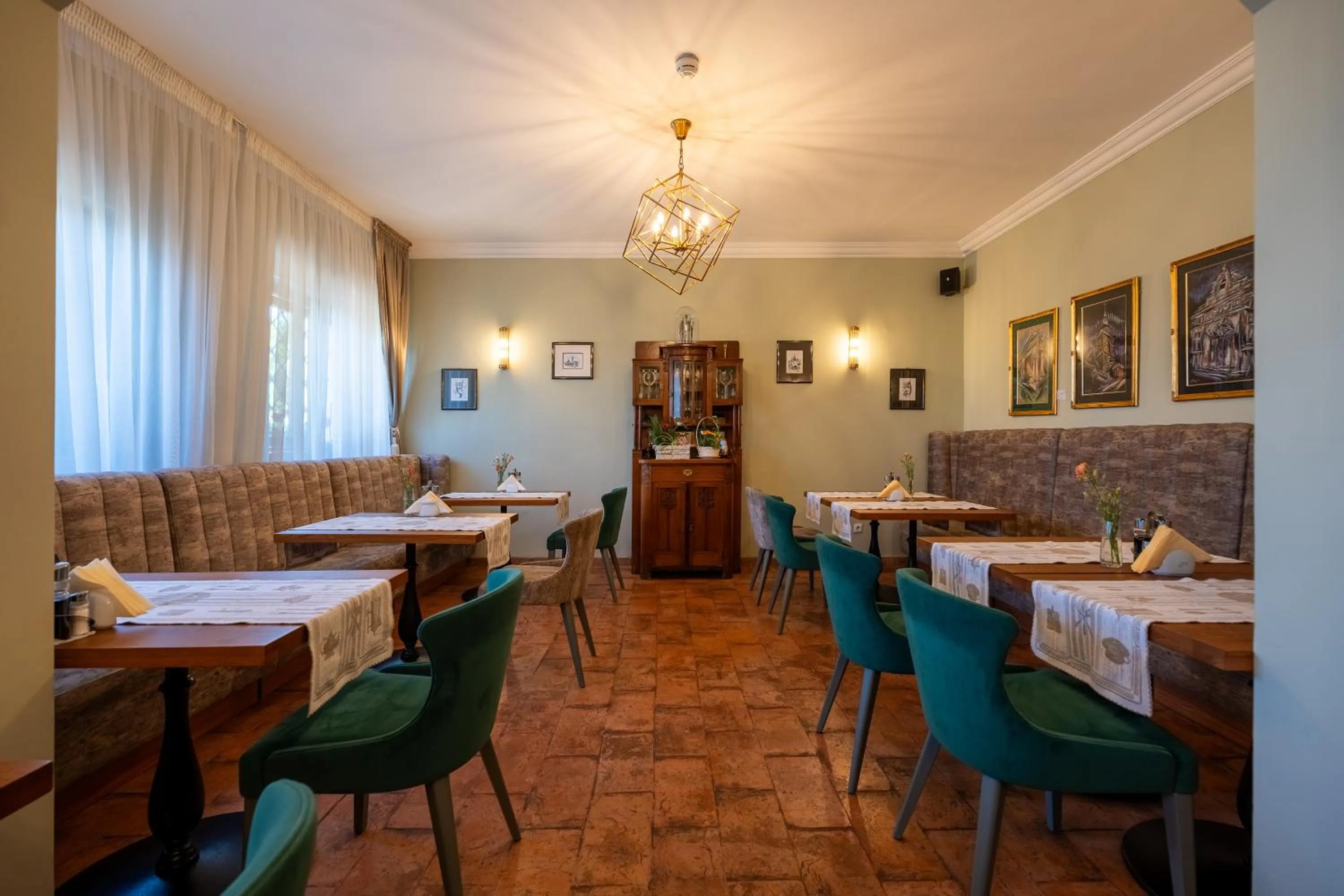 Restaurant/places to eat in Pensiunea Casa Cranta