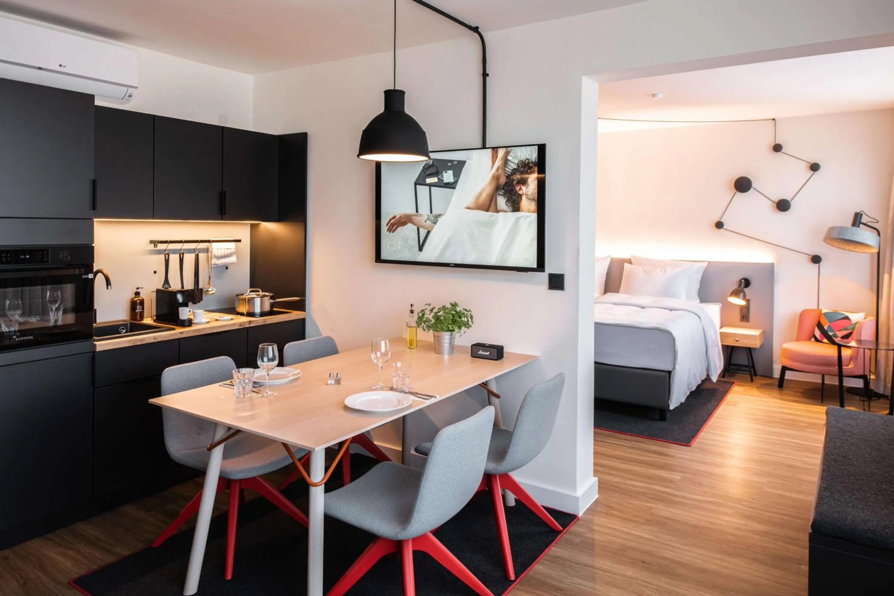 Kitchen or kitchenette, Bed in Pentahotel Bremen