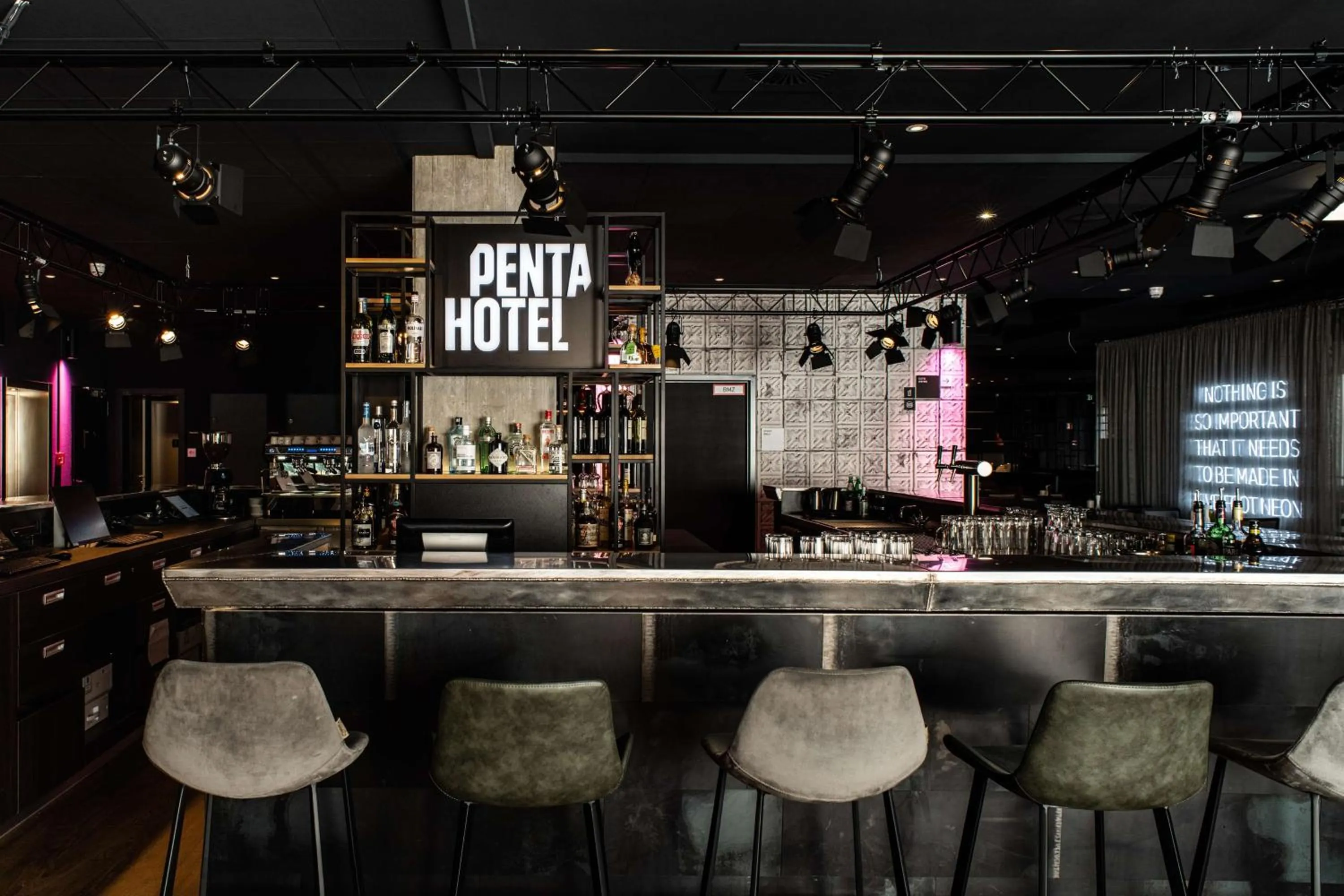 Lounge or bar in Pentahotel Bremen