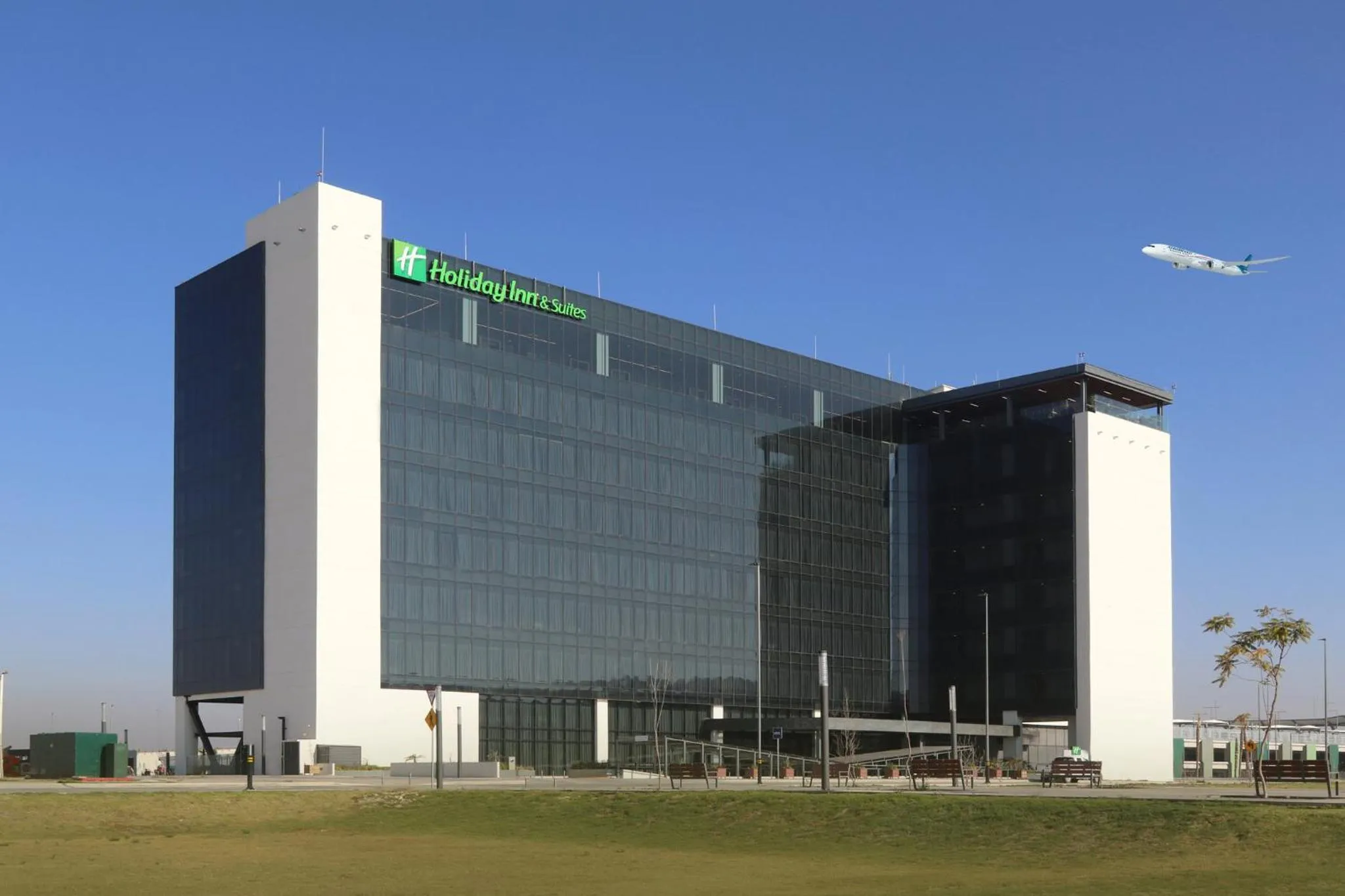 Property building in Holiday Inn & Suites - Mexico Felipe Angeles Airport by IHG