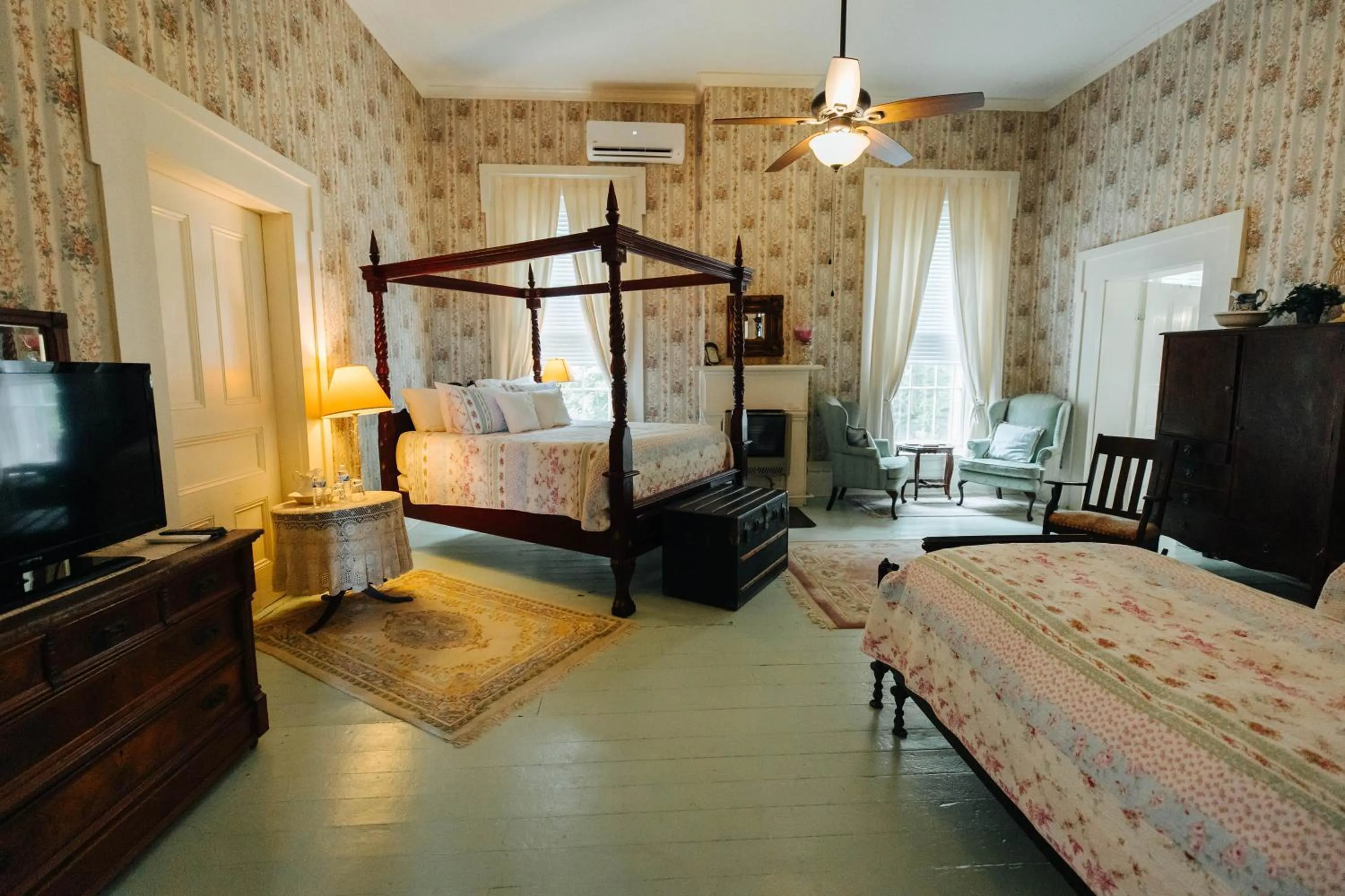 Bed in Maple Hill Manor Bed & Breakfast