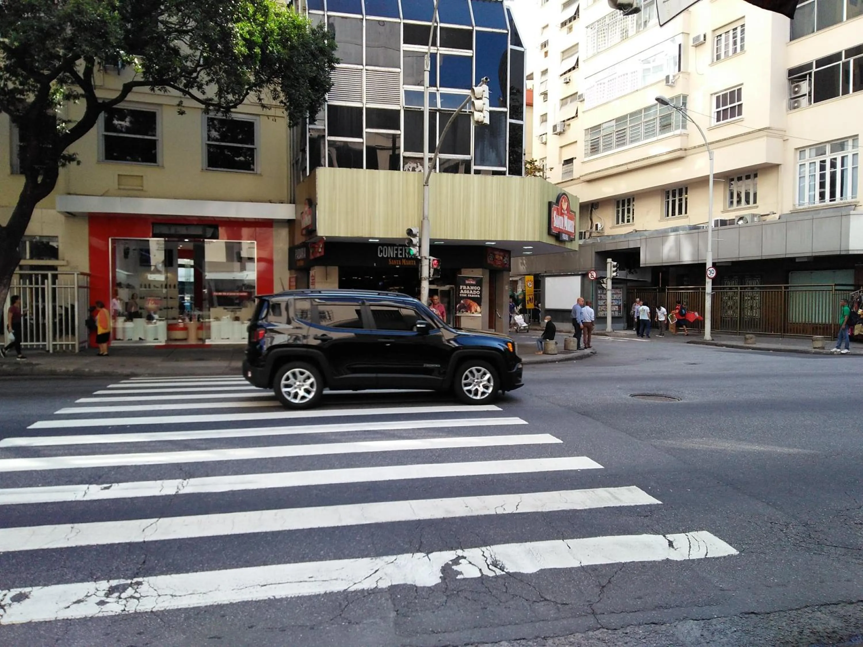 Restaurant/places to eat in Copacabana 3 quartos ar cond a 2 qds da praia