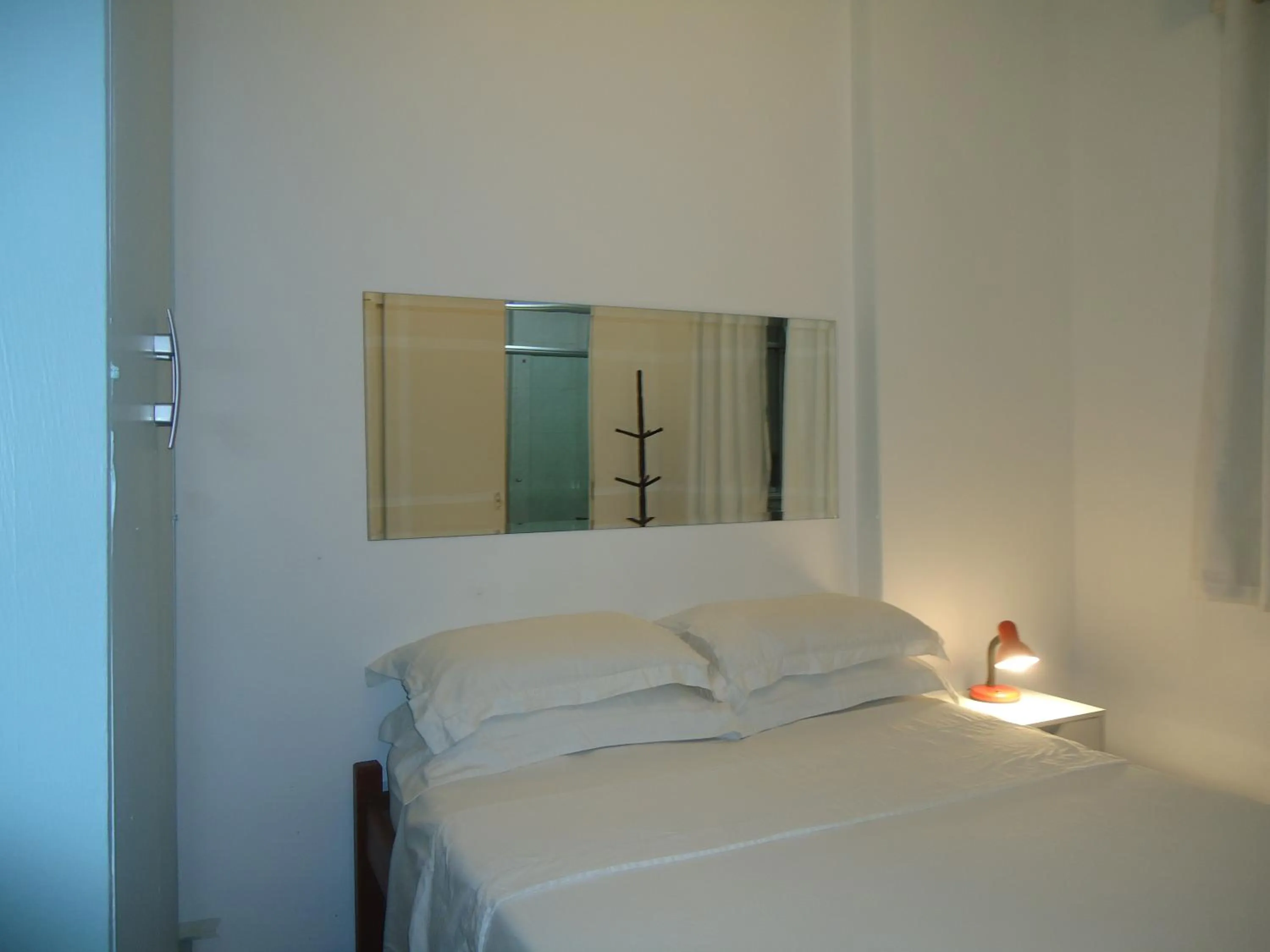 Bathroom, Bed in Copacabana 3 quartos ar cond a 2 qds da praia