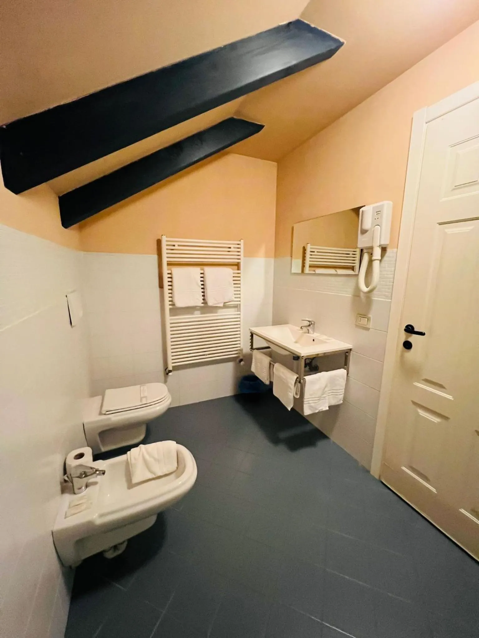 Toilet, Bed in hotel garni Santa Caterina