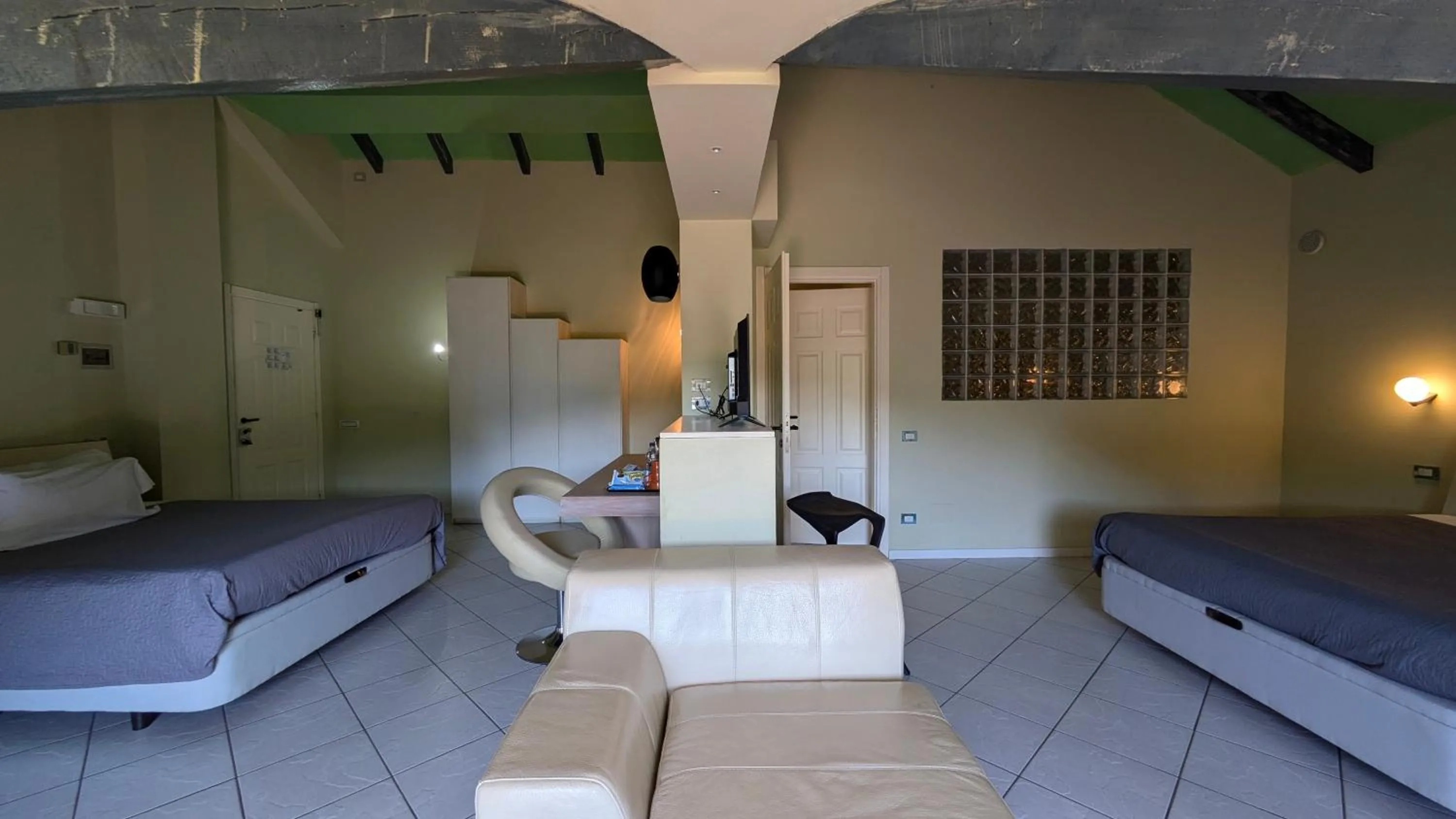 Living room, Bed in hotel garni Santa Caterina