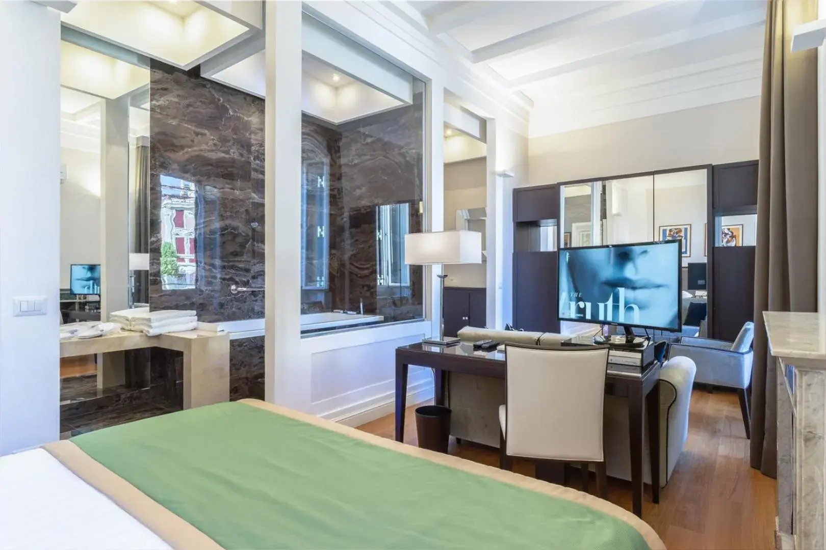 Triple Room with City View in Internazionale Domus Triple Room with City View in Internazionale Domus