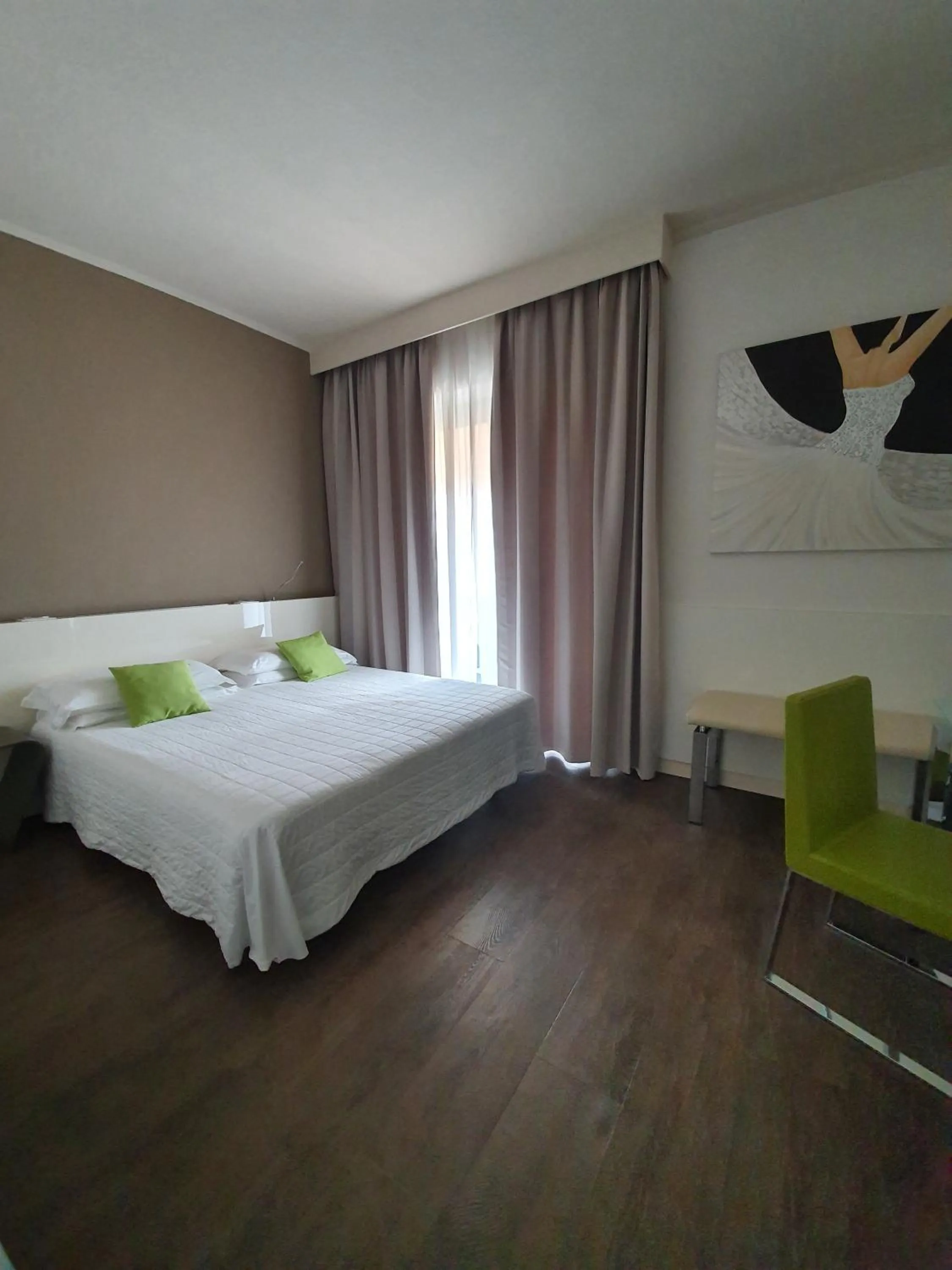 Photo of the whole room, Bed in Hotel Desenzano