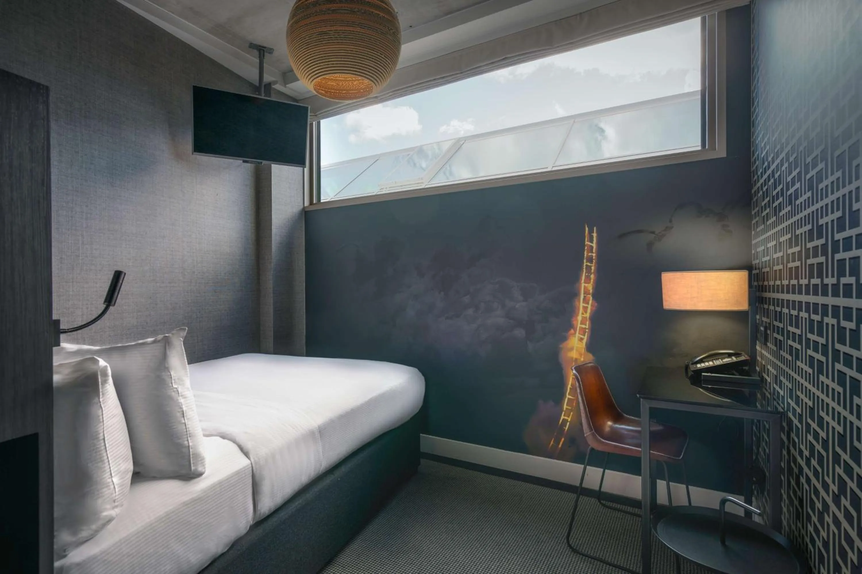 Bed in DoubleTree by Hilton Amsterdam - NDSM Wharf
