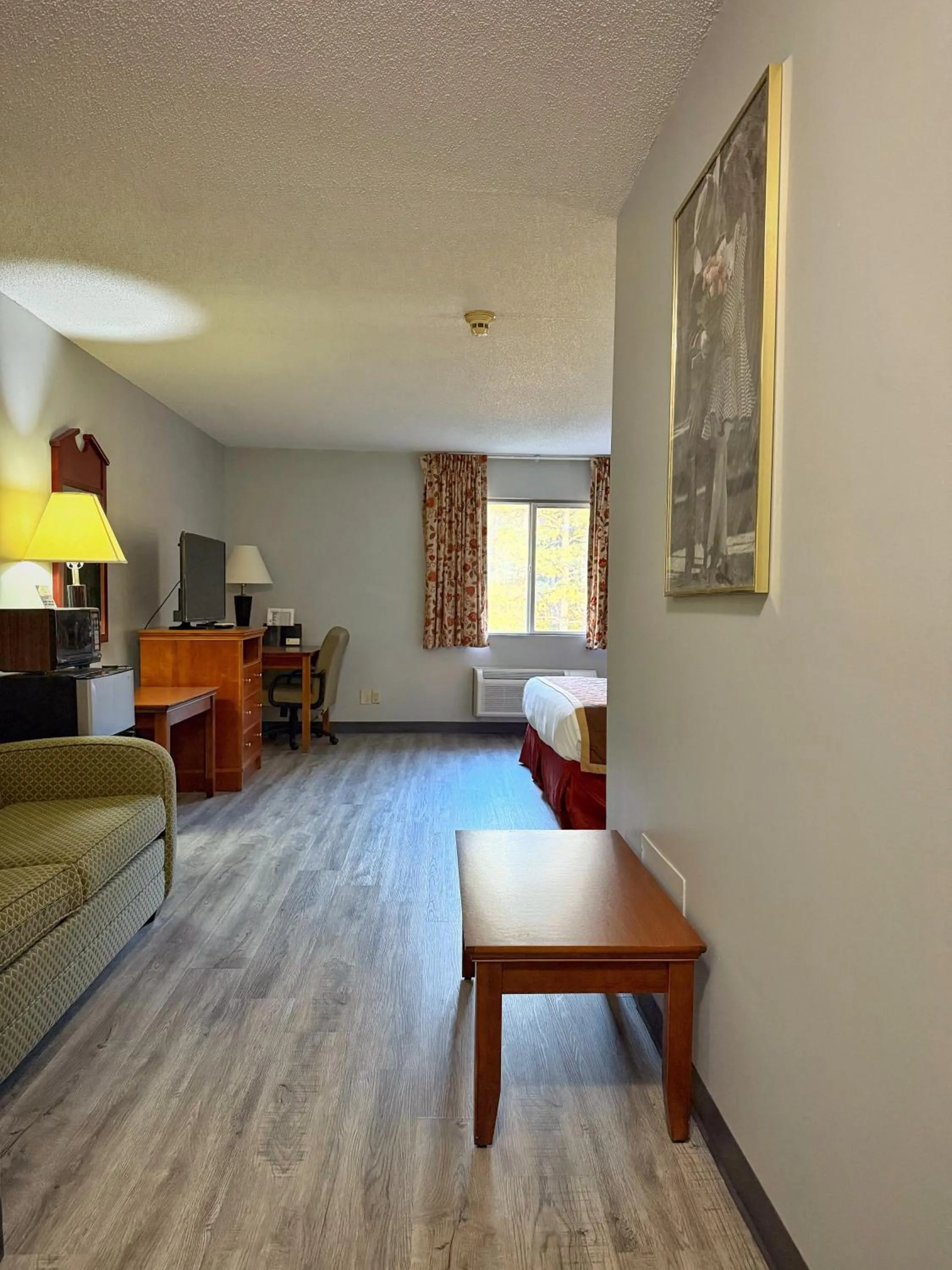 Bed in Lake Tree Inn & Suites