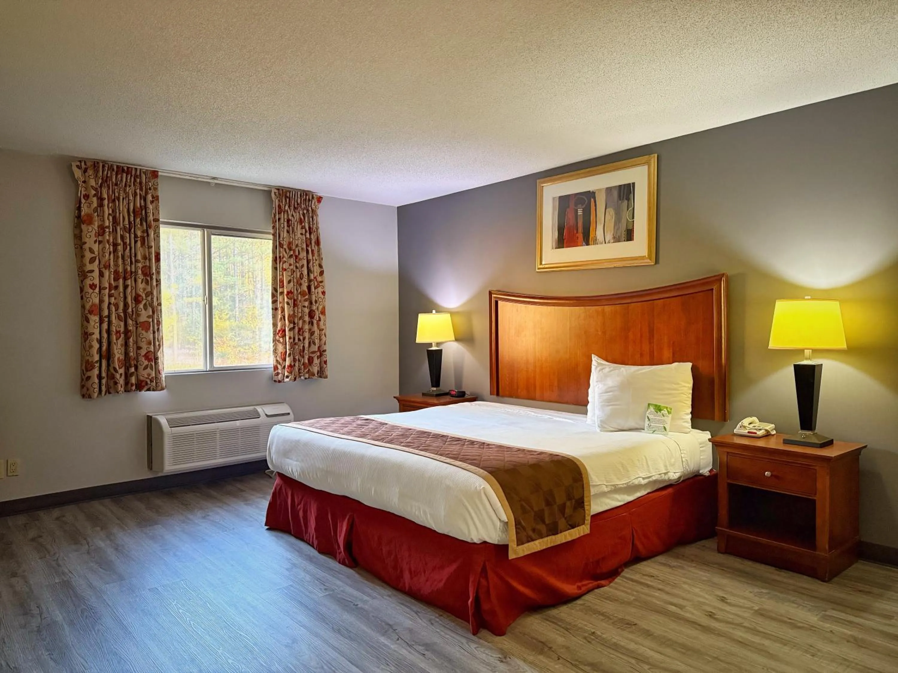 Bed in Lake Tree Inn & Suites