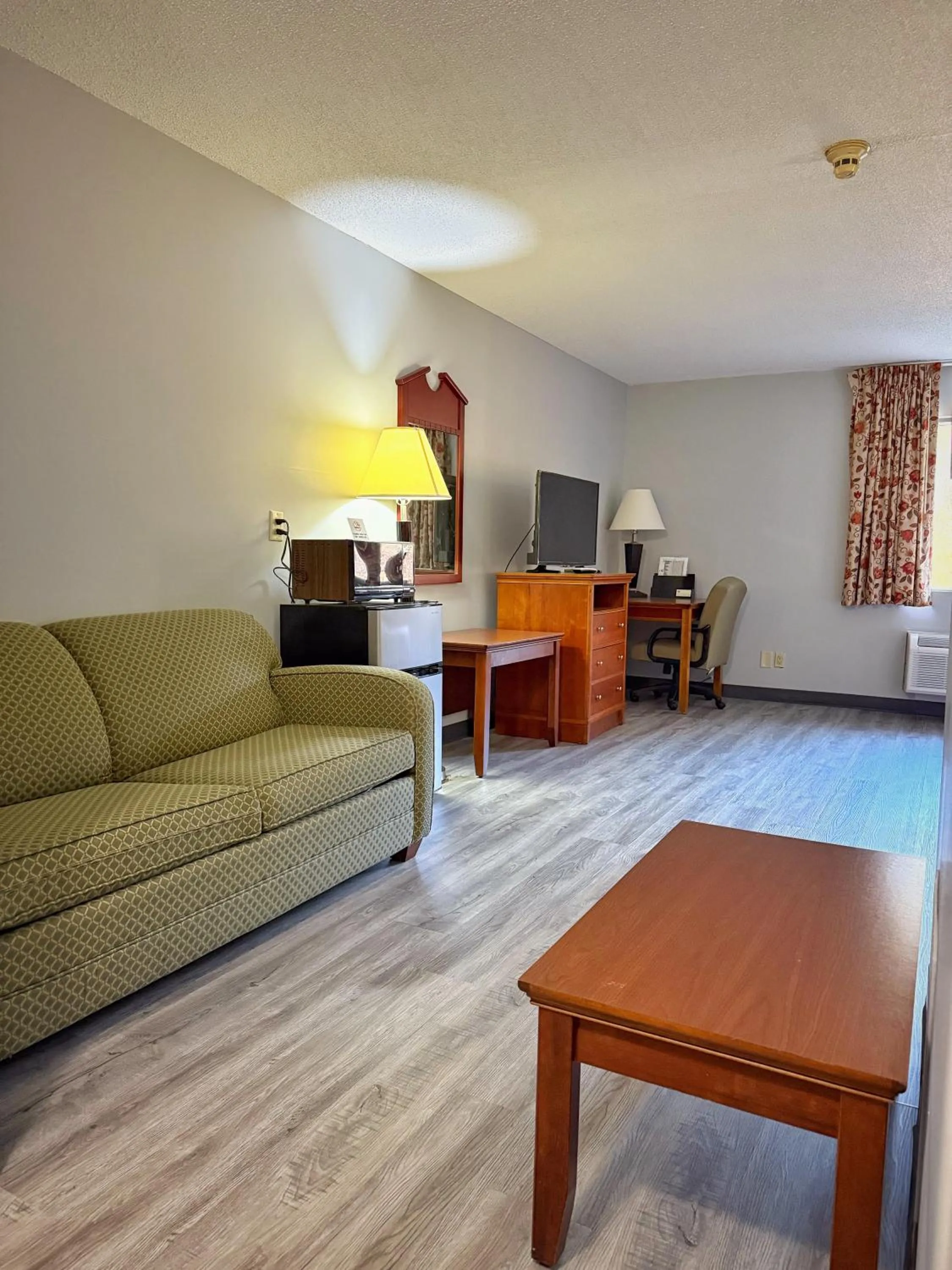 Lake Tree Inn & Suites